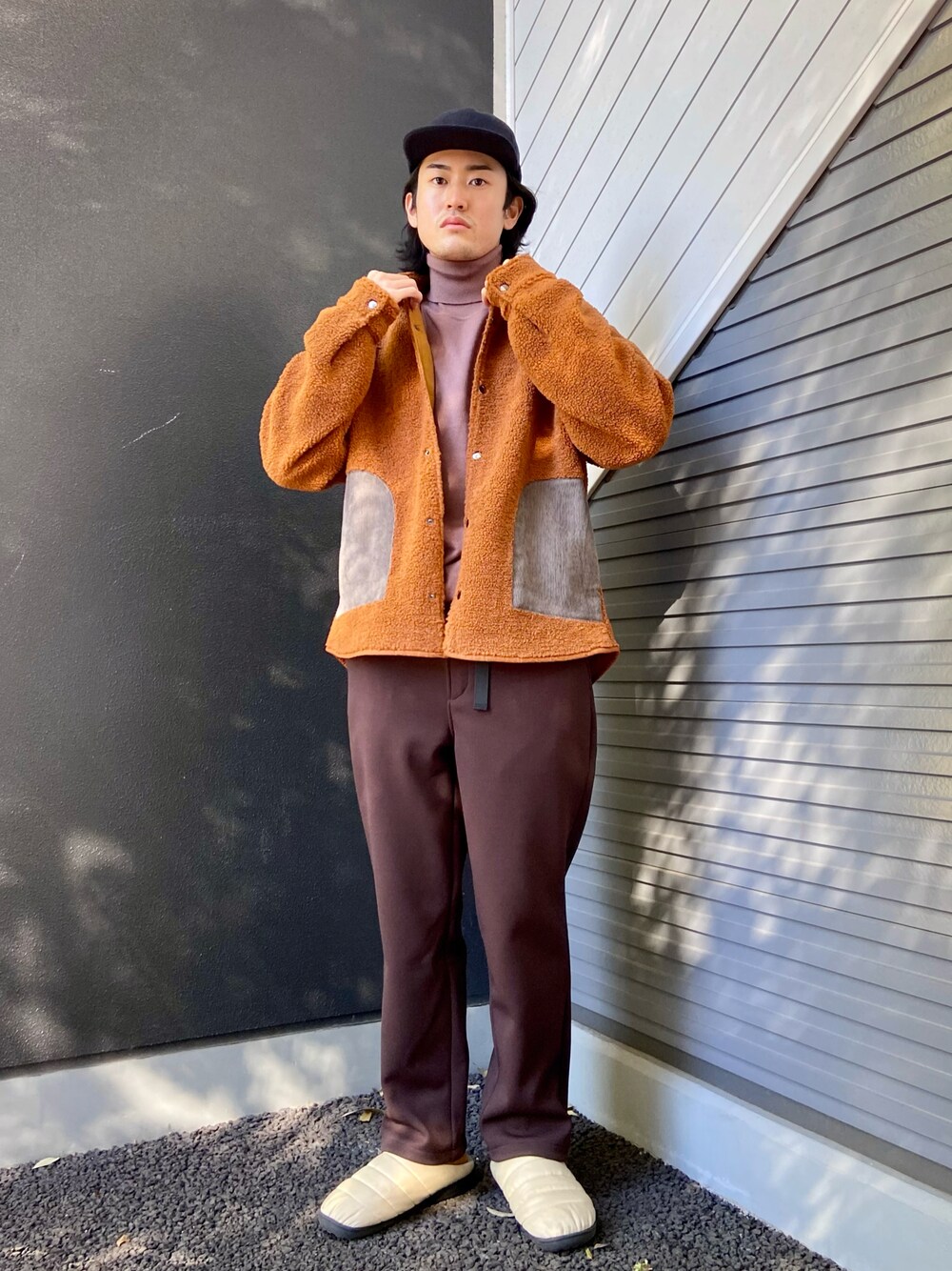 「URBAN RESEARCH、URBAN RESEARCH DOORS、Sonny　Label、URBANRESEARCHStore、休日スタイル、冬コーデ、秋冬コーデ、春コーデ、ボアジャケット、フリース、SUBU、大学生、カジュアル、大人カジュアル、カジュアルコーデ」｜「WOOLRICHの【別注】WOOLRICH×DOORS　POLARTEC FLEECE CAP（キャップ、ブラック系）」を使った、soraさん（メンズ・178cm）の冬コーディネートの1枚目の写真