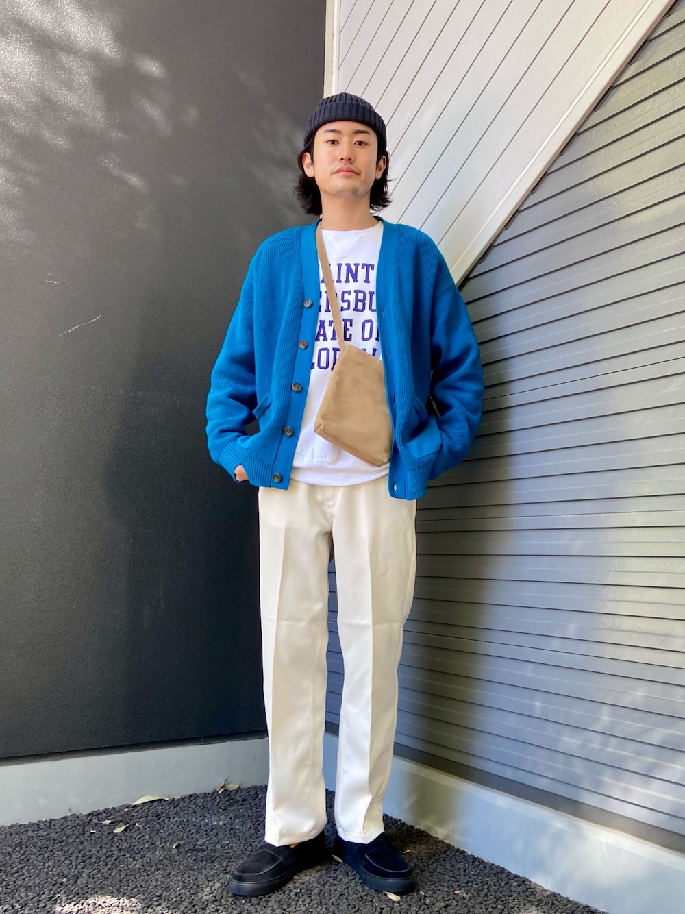 「ロゴスウェット、Wrangler、RUSSELL ATHLETIC、URBAN RESEARCH DOORS、URBAN RESEARCH、URBANRESEARCHStore、ホワイト、春コーデ、大学生、おでかけ、デート、カジュアル、大人カジュアル、カジュアルコーデ」｜「URBAN RESEARCH DOORSのdoralon撚り杢ニットキャップ（ニットキャップ/ビーニー、ブルー系）」を使った、soraさん（メンズ・178cm）の冬コーディネートの1枚目の写真