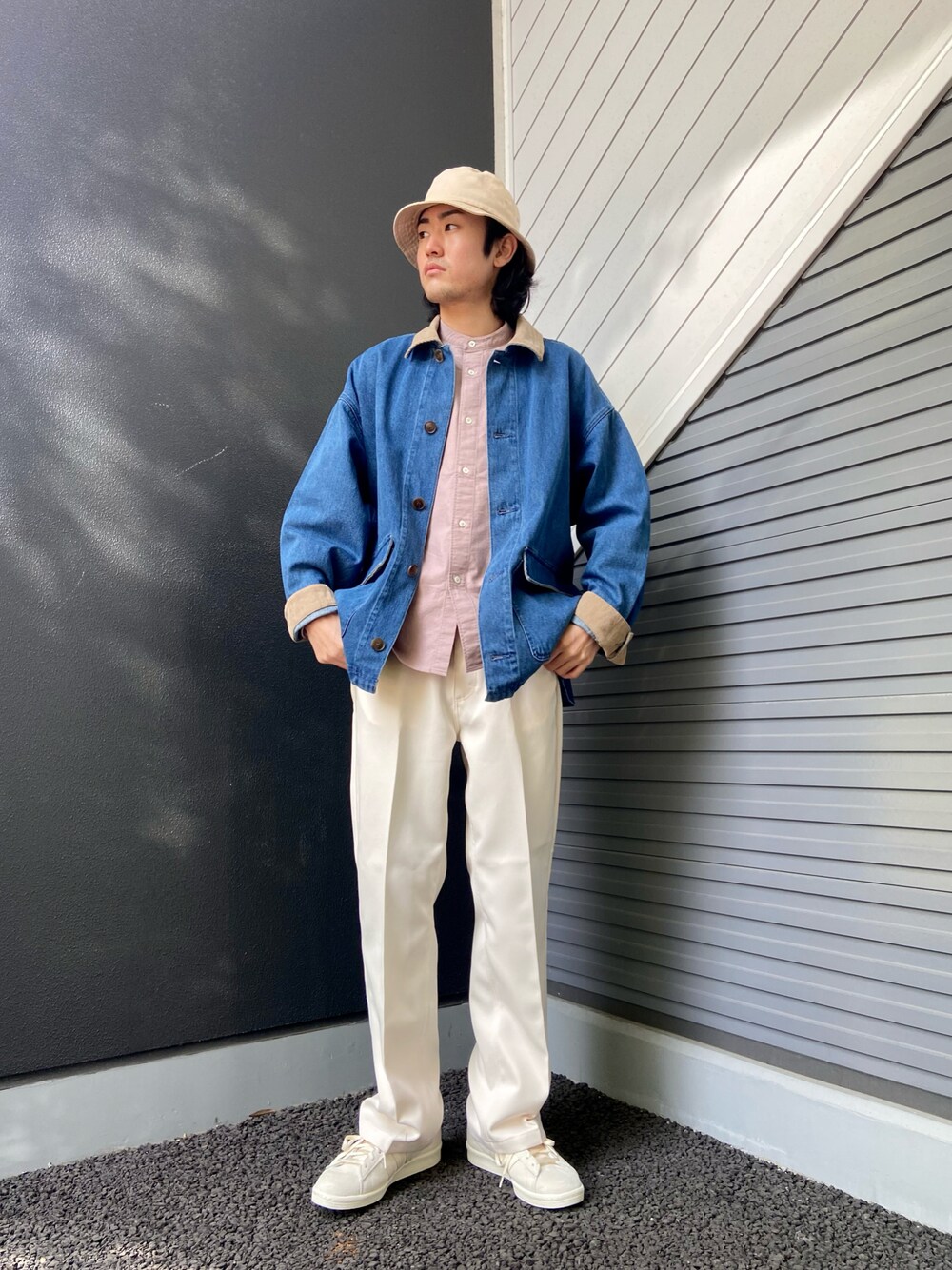 「大人カジュアル、カジュアル、カジュアルコーデ、大学生、バケットハット、デニムジャケット、シャツスタイル、Wrangler、adidas、URBAN RESEARCH、URBAN RESEARCH DOORS、SENSEOFPLACE、URBANRESEARCHStore、ピンク、デニム」｜「URBAN RESEARCH DOORSのデニムバケットハット（ハット、ホワイト系）」を使った、soraさん（メンズ・178cm）の冬コーディネートの1枚目の写真