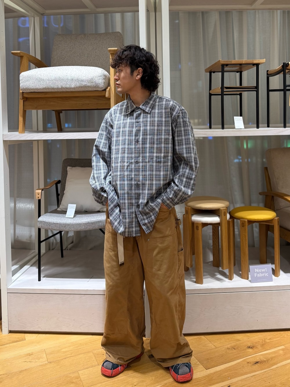 グレー系のシャツ/ブラウスを着用したメンズの夏コーディネートの1枚目の写真