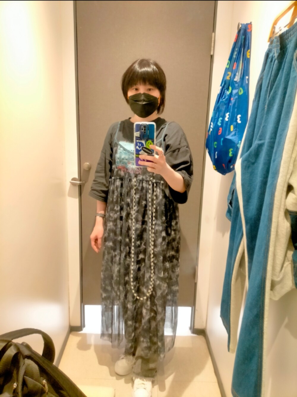 「街頭穿搭、休閒、日系休闲、日系穿搭」｜「QUEEN SHOPのアイテム（ワンピース、ブラック系）」を使った、Poporabbit Chenさん（レディース・160cm）の秋コーディネートの1枚目の写真