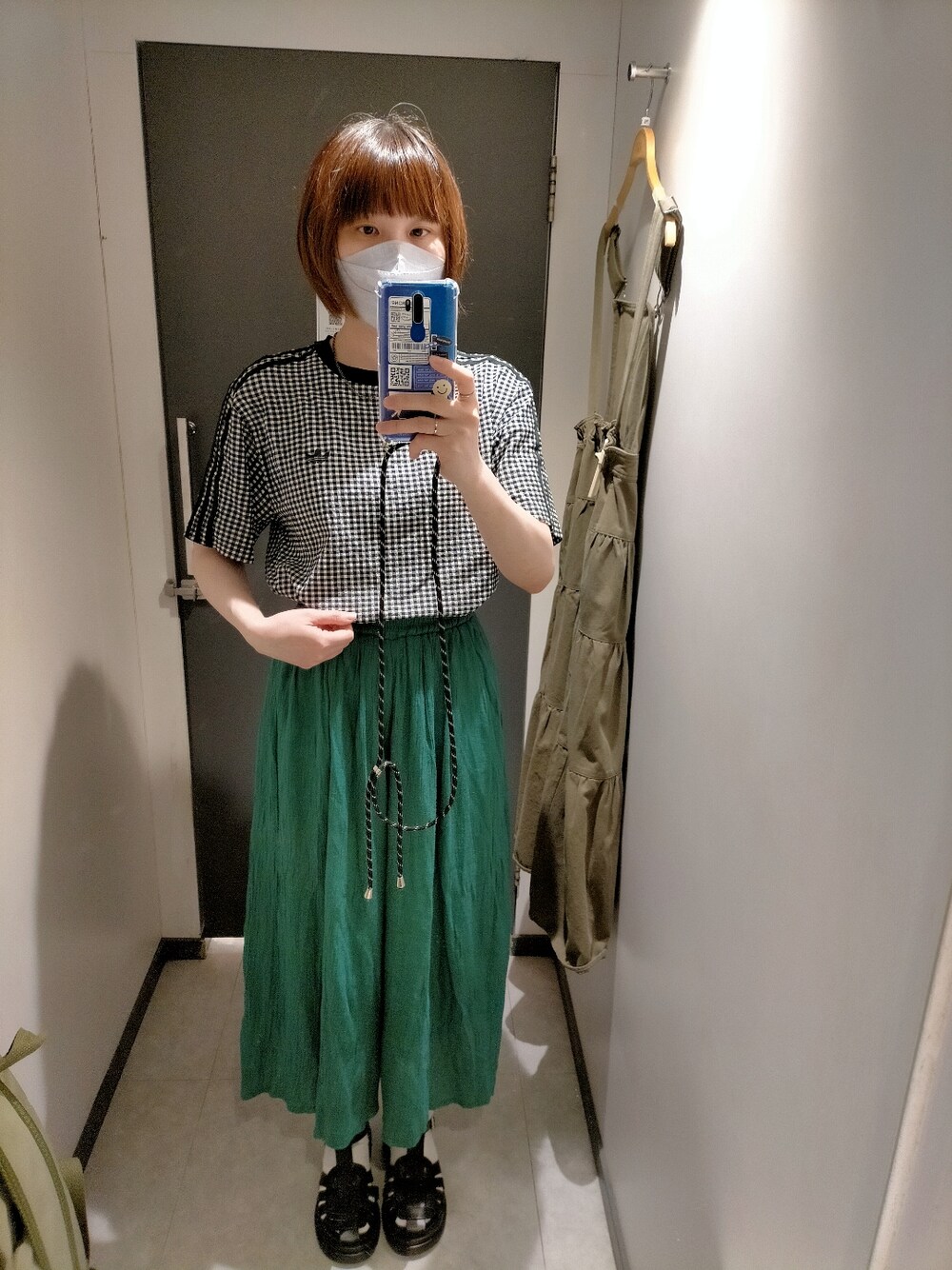 「街頭穿搭、日系休闲、日系穿搭」｜「adidas Originalsのアイテム（Tシャツ/カットソー、ブラック系）」を使った、Poporabbit Chenさん（レディース・160cm）の夏コーディネートの1枚目の写真