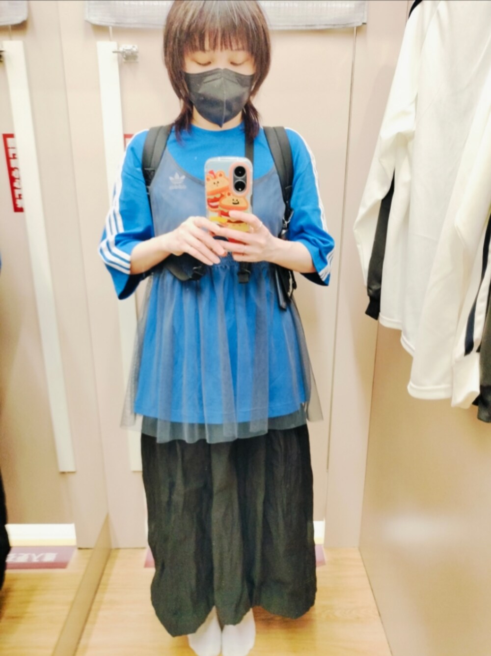 「スポーツミックス、日系休闲、街頭穿搭」｜「adidasのアイテム（Tシャツ/カットソー、ブルー系）」を使った、Poporabbit Chenさん（レディース・160cm）の秋コーディネートの1枚目の写真
