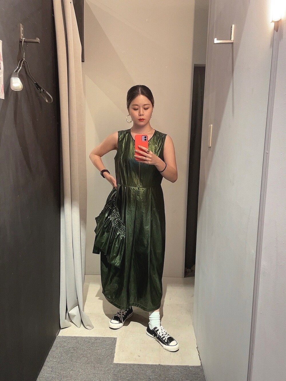 「メタリック、ChikaKisada、ワンピース×スニーカー、トレンド、アパレルスタッフ、apparel staff、allstar、リラックススタイル、大人ガーリー、ストリートMIX、秋コーデ、selectshop、モード、metallic、綺麗めカジュアル」｜「CONVERSEの【CONVERSE/コンバース】ALL STAR J OX：オールスターローカット（スニーカー、ブラック系）」を使った、ネロメユイさん（レディース・162cm）の秋コーディネートの1枚目の写真