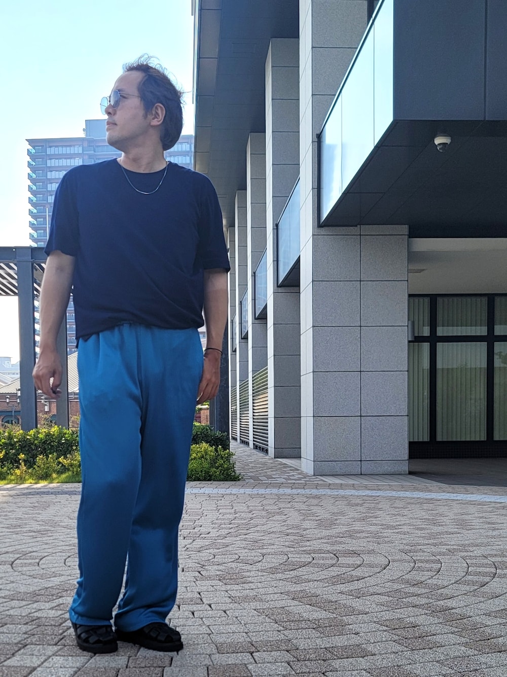 「夏コーデ、夏だ！Tシャツ着よう！、UNIQLO、真夏のアクティブスタイル、グルカサンダル、サングラス、ブルー」｜「UNIQLOのアイテム（Tシャツ/カットソー、ブルー系）」を使った、コタオさん（メンズ・175cm）の夏コーディネートの1枚目の写真