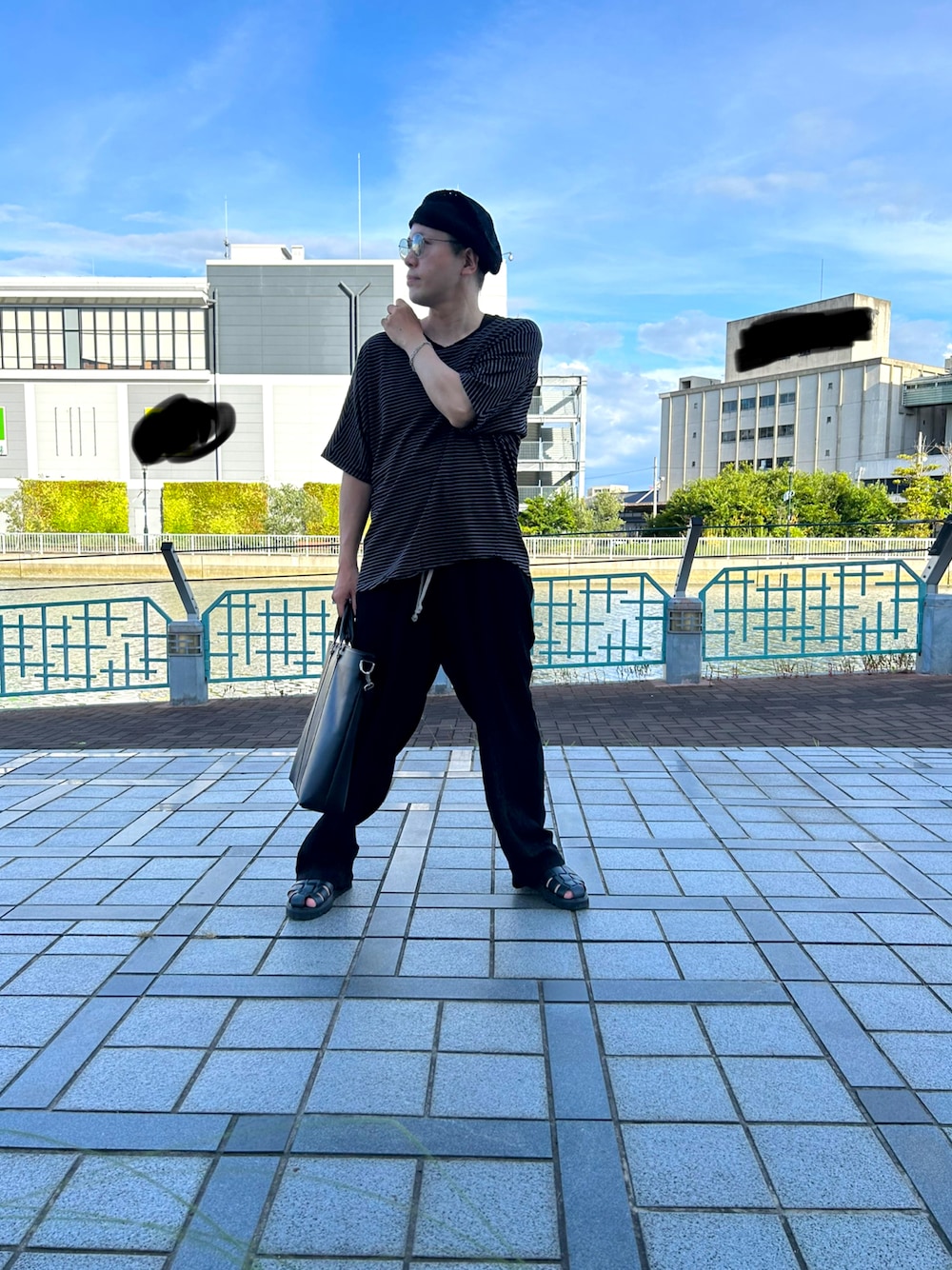 「休日スタイル、アツいコーデ全部見せ、夏コーデ、Tシャツ、メガネ男子、ラフ、カジュアル、ブラック、ハンチング、バッグ、レザーバッグ」｜「OVERRIDEのOVERRIDE  POLY TAM BERET（ハンチング/ベレー帽、ブラック系）」を使った、コタオさん（メンズ・175cm）の夏コーディネートの1枚目の写真