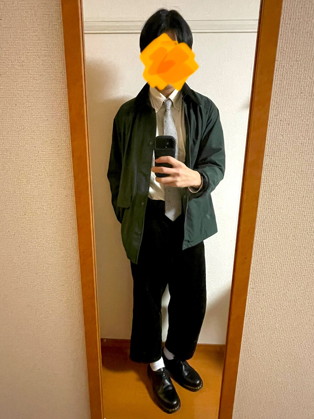 「秋コーデ、カジュアル、グリーン、ネクタイ、コーデュロイパンツ、ハンティングジャケット、ドクターマーチン、UNIQLO」｜「Dr. Martensの【Dr.Martens(ドクターマーチン)】 1461 SMOOTH 3ホールシューズ（ドレスシューズ、ブラック系）」を使った、MKさん（メンズ・185cm）の秋コーディネートの1枚目の写真