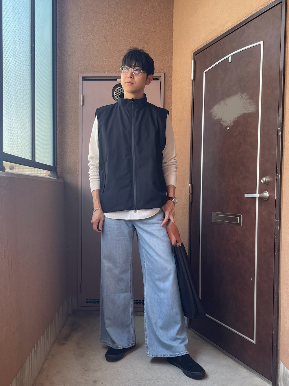 「ベスト、着回しコーデ、デニム、ヘンリーネック、Tシャツ、スリッポン、トートバッグ、UNIQLO、カジュアル、レイヤードスタイル、ワイドパンツ、プチプラ、メンズファッション、春」｜「OPENINGACTのアイテム（ベスト、ブラック系）」を使った、MKさん（メンズ・185cm）の春コーディネートの1枚目の写真