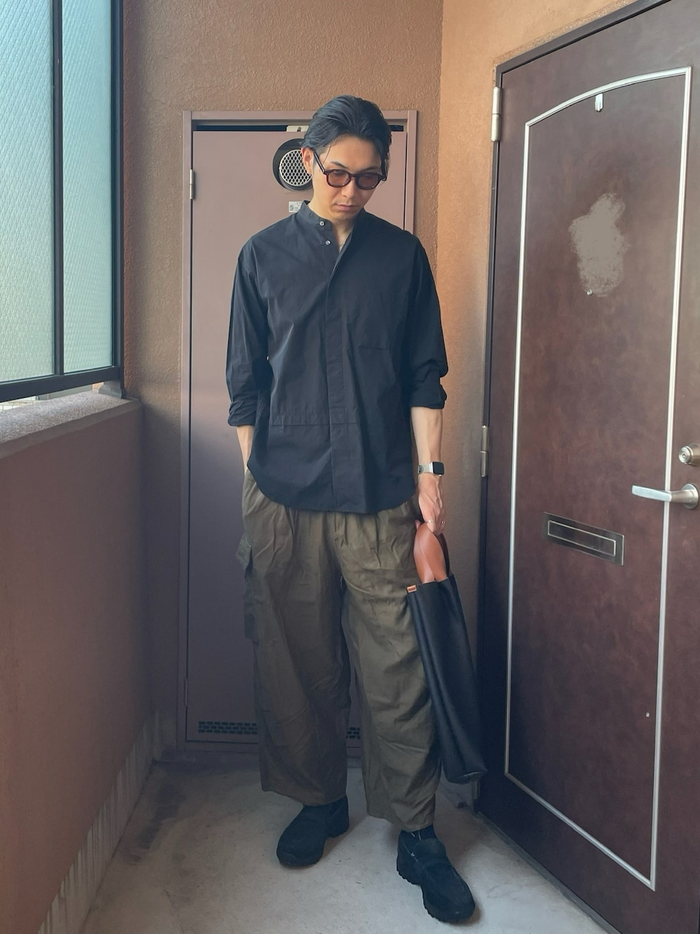 「カーゴパンツ、ミリタリー、カーキ、シャツ、サングラス、ローファー、トートバッグ、プチプラ、UNIQLO、シンプルコーデ、オトナカジュアル、シャツスタイル、ブラック」｜「MAISON CLUBの【MAISON CLUB】バイカラーPUレザートートバック L（トートバッグ、ブラック系）」を使った、MKさん（メンズ・185cm）の秋コーディネートの1枚目の写真