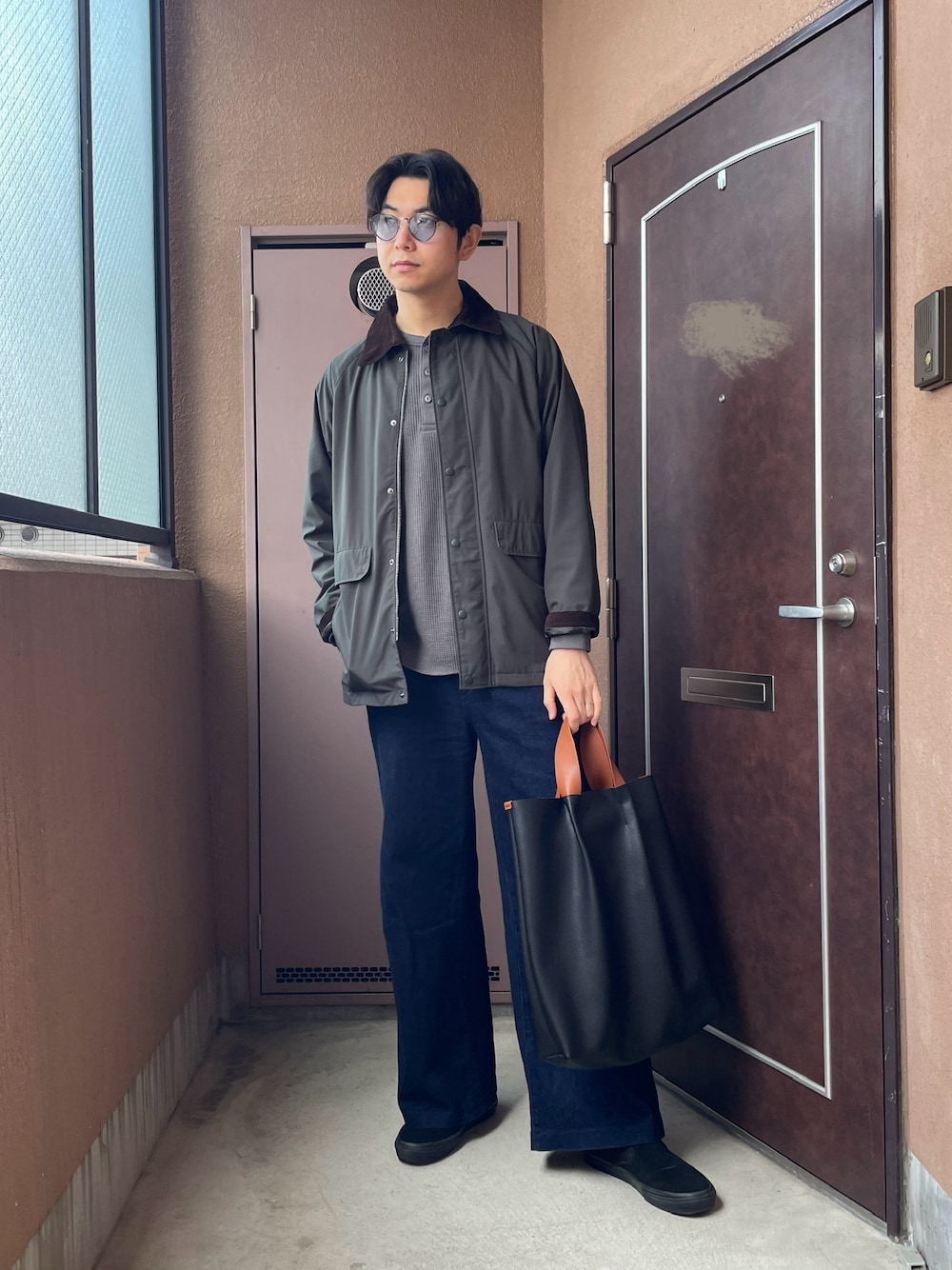 「春めき満開コーデ、メガネ男子、春服、大人カジュアル、デニム、プチプラ、UNIQLO、スニーカー、トートバッグ、ハンティングジャケット、カーキ、サングラス、ヘンリーネック、ワイドパンツ」｜「UNIQLOのアイテム（Tシャツ/カットソー、グレー系）」を使った、MKさん（メンズ・185cm）の春コーディネートの1枚目の写真
