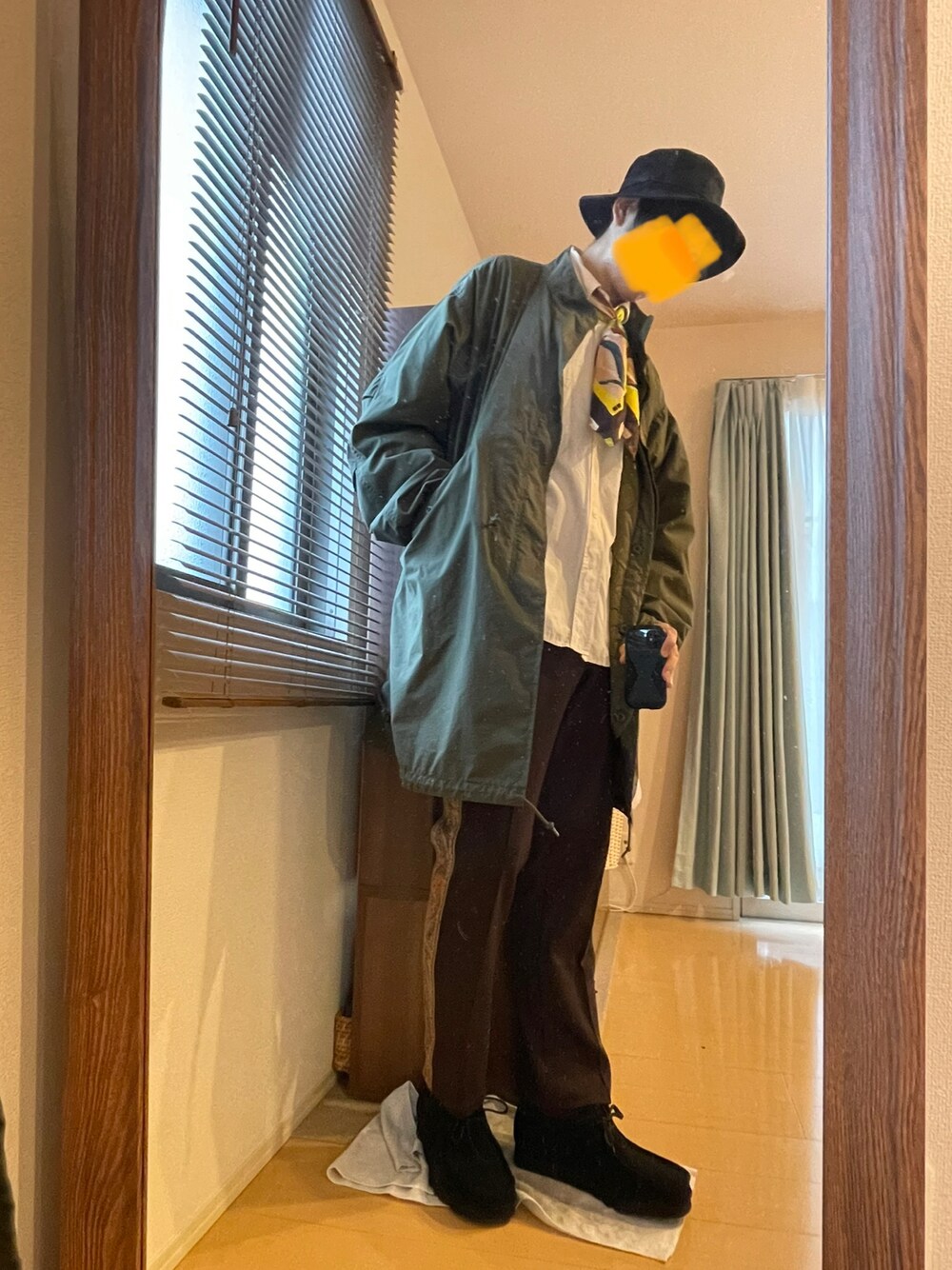 「カジュアル、春コーデ、休日スタイル、トラックパンツ、スカーフ、モッズコート、カーキ、ミリタリー、キャップ、UNIQLO、モカシン、clarks、アースカラー」｜「ALPHAのALPHA/アルファ M-65　MODS  COAT（モッズコート、グリーン系）」を使った、MKさん（メンズ・185cm）の春コーディネートの1枚目の写真