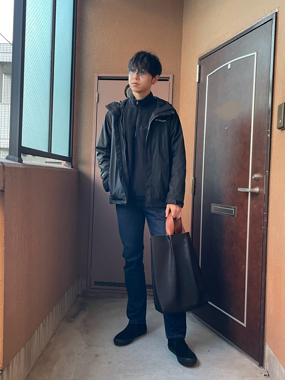 「真冬のあったかスタイル、メンズコーデ、デニム、カジュアルコーデ、サングラス、UNIQLO、マウンテンパーカー、フリース、スリッポン、トートバッグ、プチプラ、カジュアル、ブラック」｜「MAISON CLUBの【MAISON CLUB】バイカラーPUレザートートバック L（トートバッグ、ブラック系）」を使った、MKさん（メンズ・185cm）の冬コーディネートの1枚目の写真