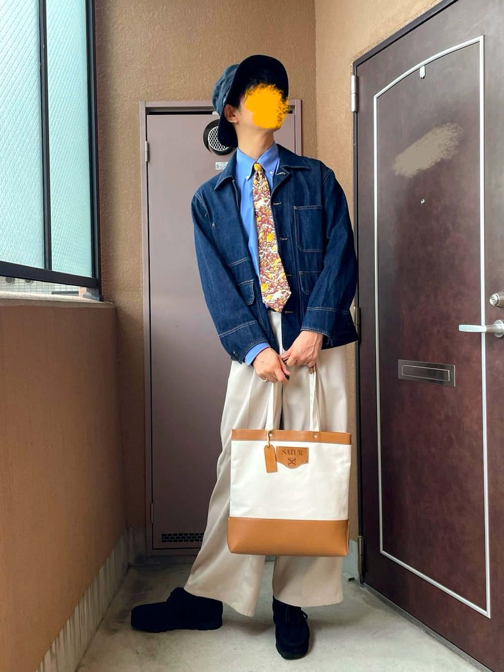 「デニム、秋コーデ、休日スタイル、スラックス、ネクタイ、トートバッグ、きれいめカジュアル、デニムジャケット、UNIQLO、白パンツ、ブルー、古着、SATUR、ハット、キレイめ」｜「SATURのアイテム（トートバッグ、ホワイト系）」を使った、MKさん（メンズ・185cm）の秋コーディネートの1枚目の写真