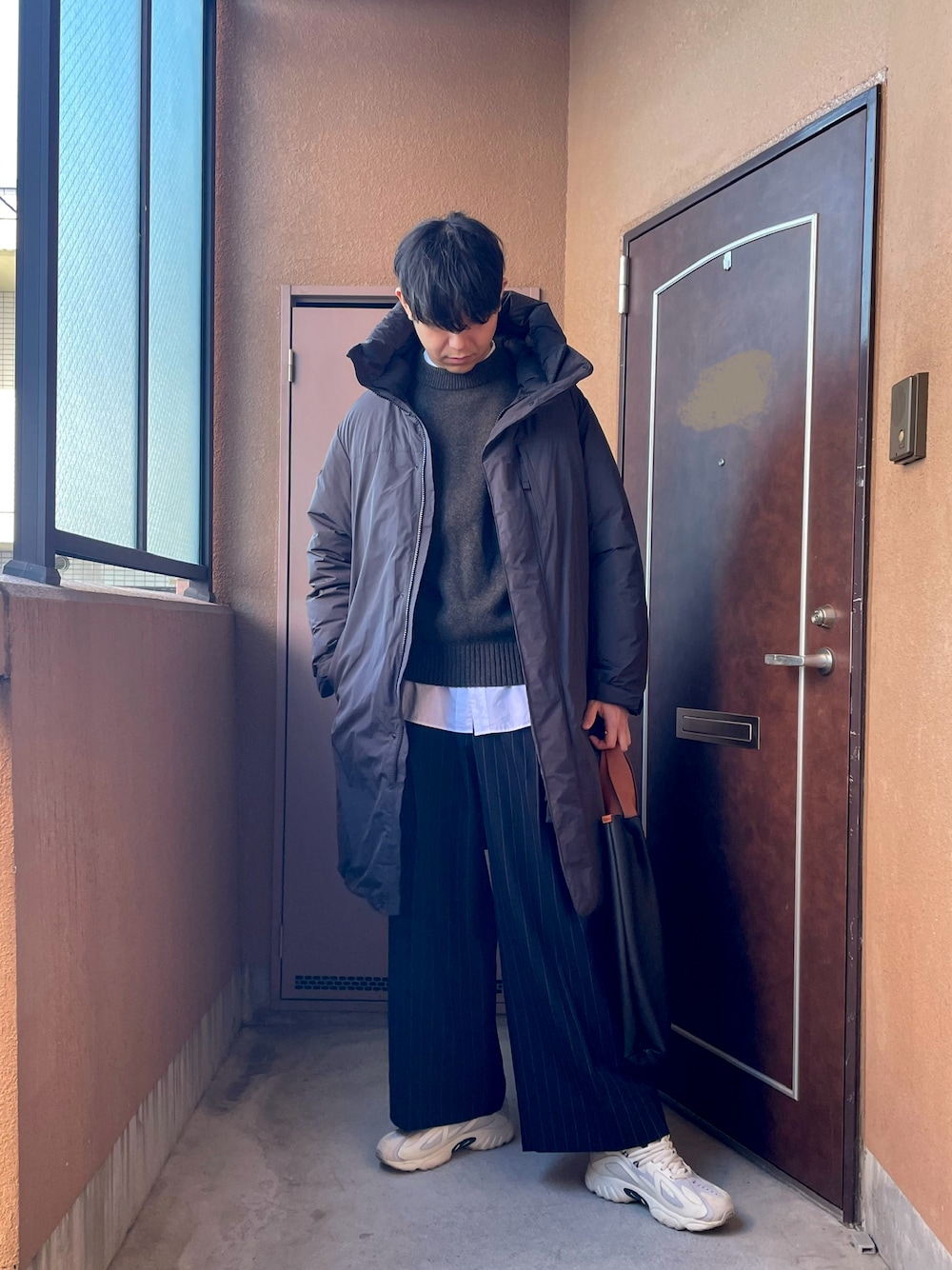 「ダウン、プチプラ、スニーカー、レイヤードスタイル、ニット、ワイドパンツ、ストライプ、UNIQLO、GU、無印良品、休日スタイル、大人カジュアル、トートバッグ、冬アウター」｜「無印良品の〔MUJI Labo〕紳士　フード付きダウンコート（ダウンジャケット/コート、ブラック系）」を使った、MKさん（メンズ・185cm）の冬コーディネートの1枚目の写真