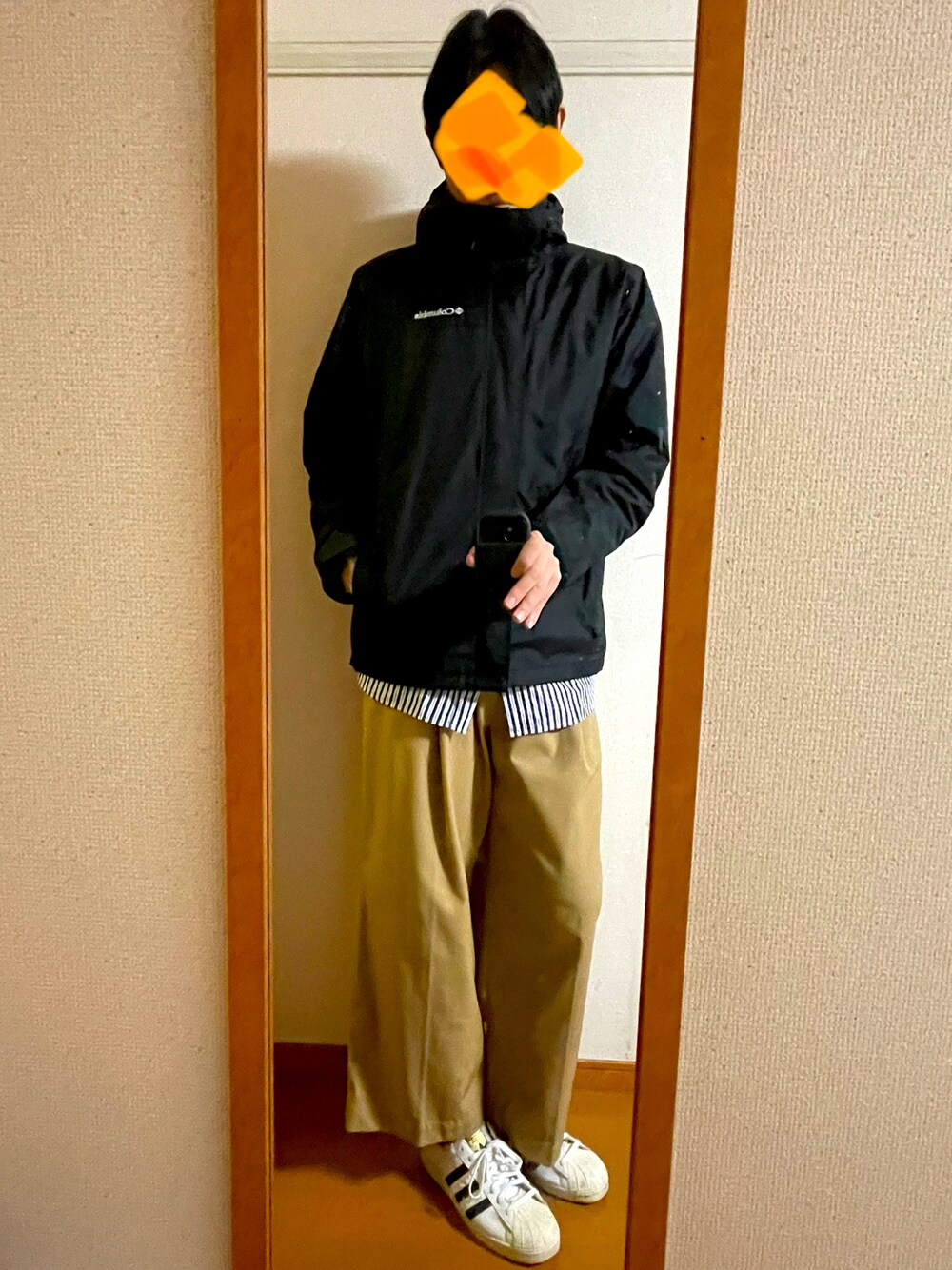 「スニーカーコーデ、レイヤードスタイル、ワイドパンツ、チノパン、スーパースター、アディダス、MB、ユニクロ、マウンテンパーカー、コロンビア、ストリートファッション、秋冬コーデ、冬コーデ」｜「adidasの【アディダス スケートボーディング】スーパースター [Superstar]（スニーカー、ホワイト系）」を使った、MKさん（メンズ・185cm）の冬コーディネートの1枚目の写真