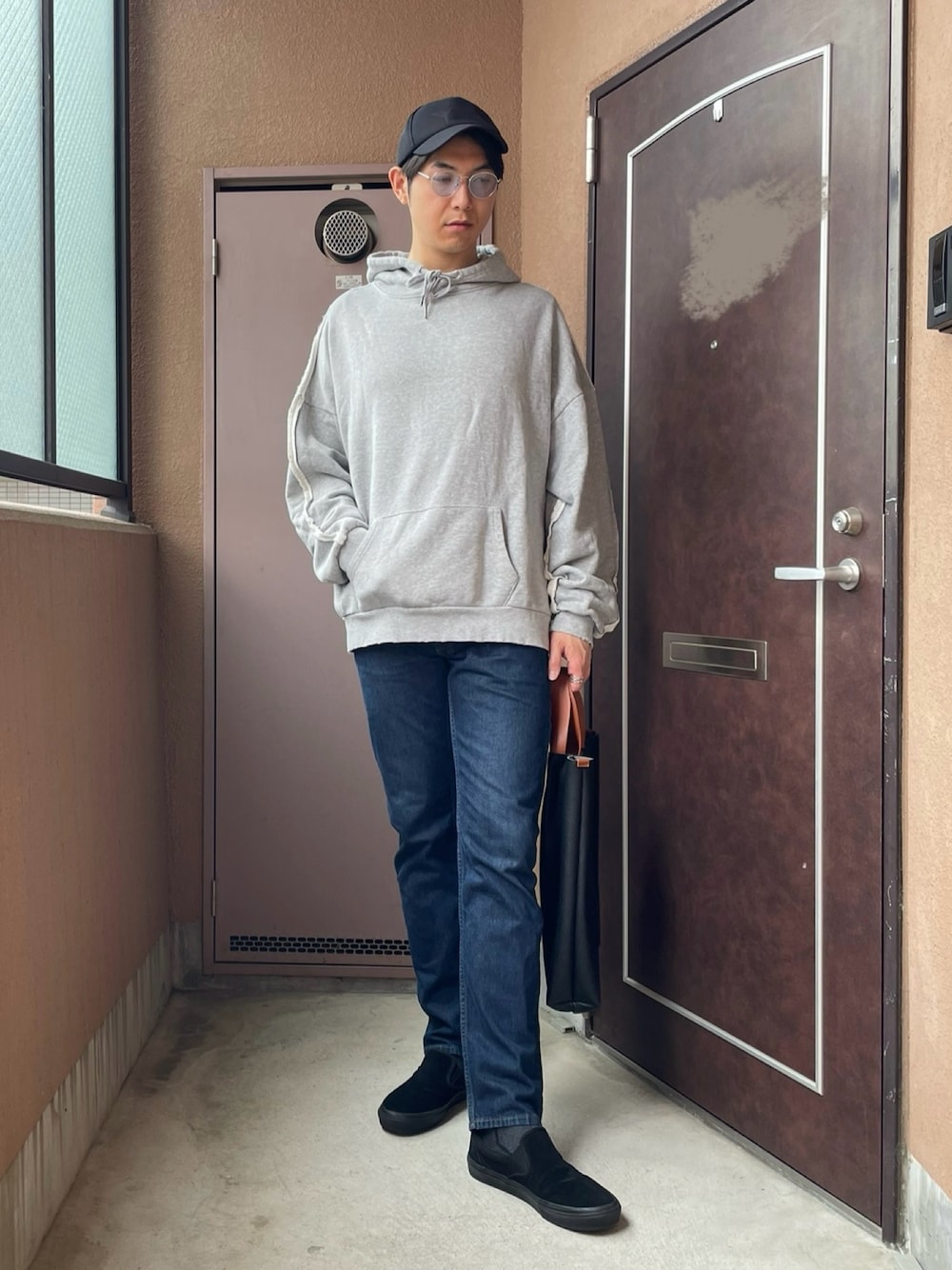 「カジュアル、パーカー、デニム、スリッポン、UNIQLO、キャップ、サングラス、トートバッグ、ゆるコーデ、シンプルコーデ、グレー、OPENINGACT」｜「OPENING ACTのアイテム（パーカー、グレー系）」を使った、MKさん（メンズ・185cm）の春コーディネートの1枚目の写真
