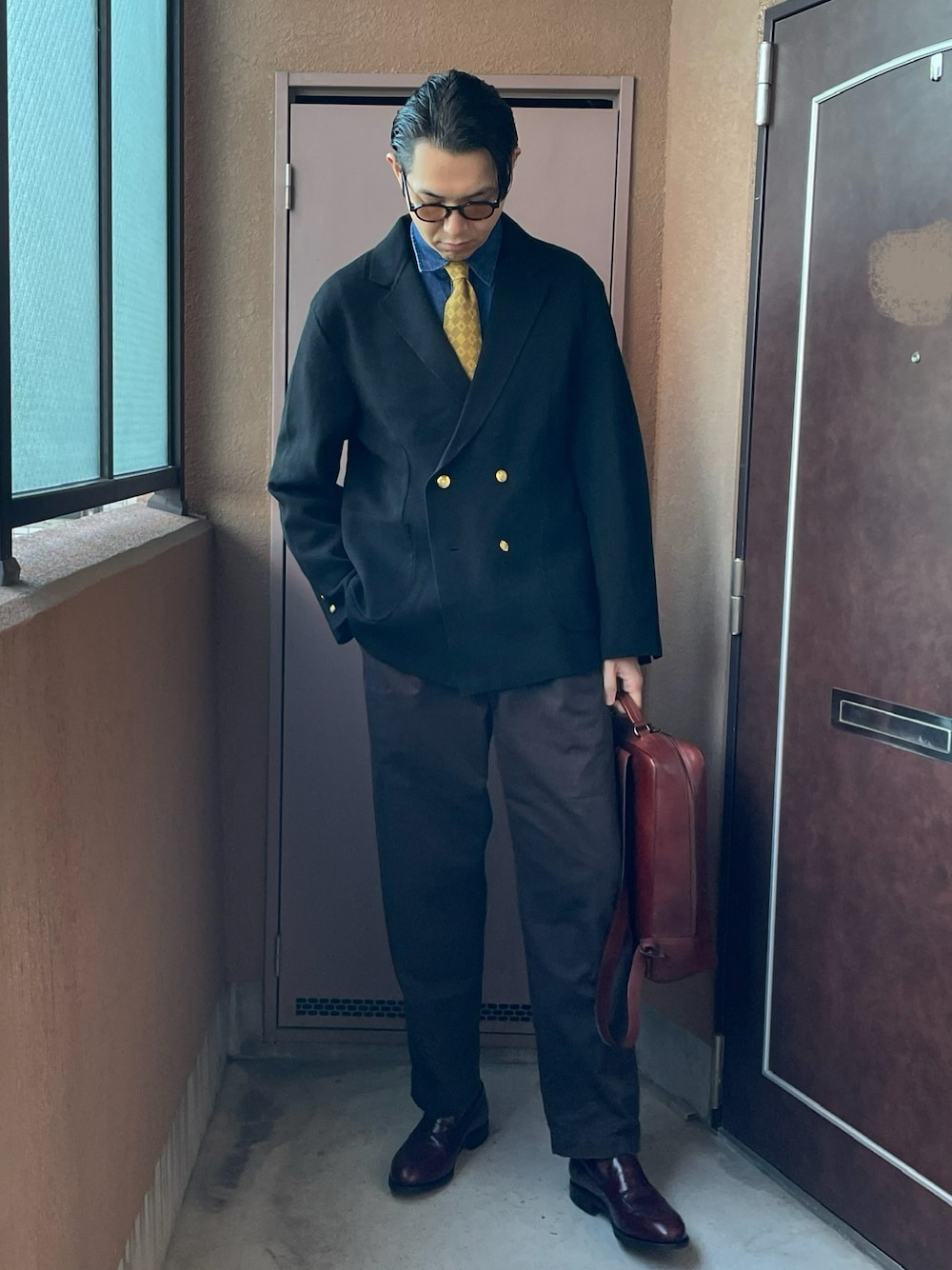 ブラウン系のチノパンツ、レッド系のローファー、ブルー系のシャツ/ブラウスを着用したメンズの秋コーディネートの1枚目の写真