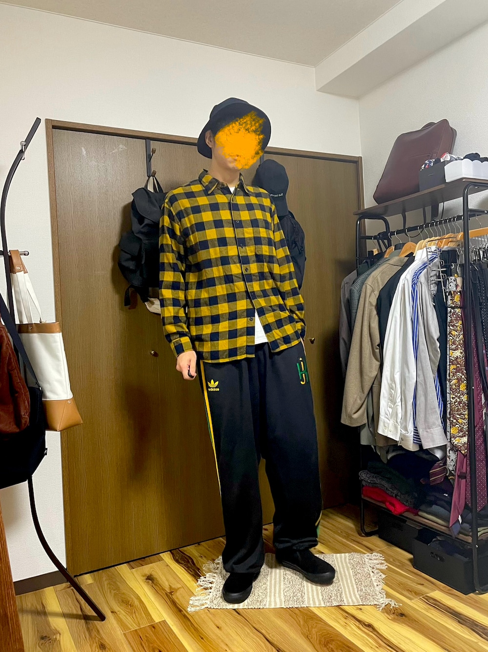 「お出かけコーデ、スポーツミックス、チェック、今日のコーデ、ゆるコーデ、秋服、adidas、UNIQLO、ハット、カジュアル、トラックパンツ、スリッポン、VANS、イエロー」｜「VANSのSKATE SLIP-ON　VN0A5FCABKA（スリッポン、ブラック系）」を使った、MKさん（メンズ・185cm）の秋コーディネートの1枚目の写真