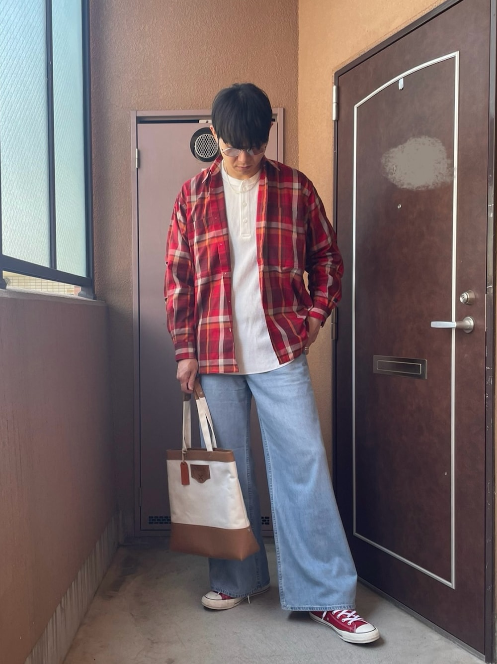 「トートバッグ、カジュアル、レイヤードスタイル、デニム、UNIQLO、チェック、赤、ヘンリーネック、サングラス、converse、スニーカー、春、アメカジ」｜「DAIWA PIER39の【DAIWA PIER39/ ダイワ ピア39】Tech Work Shirts Flannel Plaids（シャツ/ブラウス、レッド系）」を使った、MKさん（メンズ・185cm）の春コーディネートの1枚目の写真