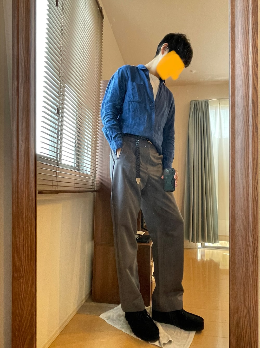 「春夏コーデ、ラフ、大人カジュアル、シンプルスタイル、初夏コーデ、UNIQLO、プチプラ、モカシン、ワイドパンツ、シャツスタイル、タックイン、麻、ブラック」｜「UNIQLOのアイテム（シャツ/ブラウス、ブルー系）」を使った、MKさん（メンズ・185cm）の春コーディネートの1枚目の写真
