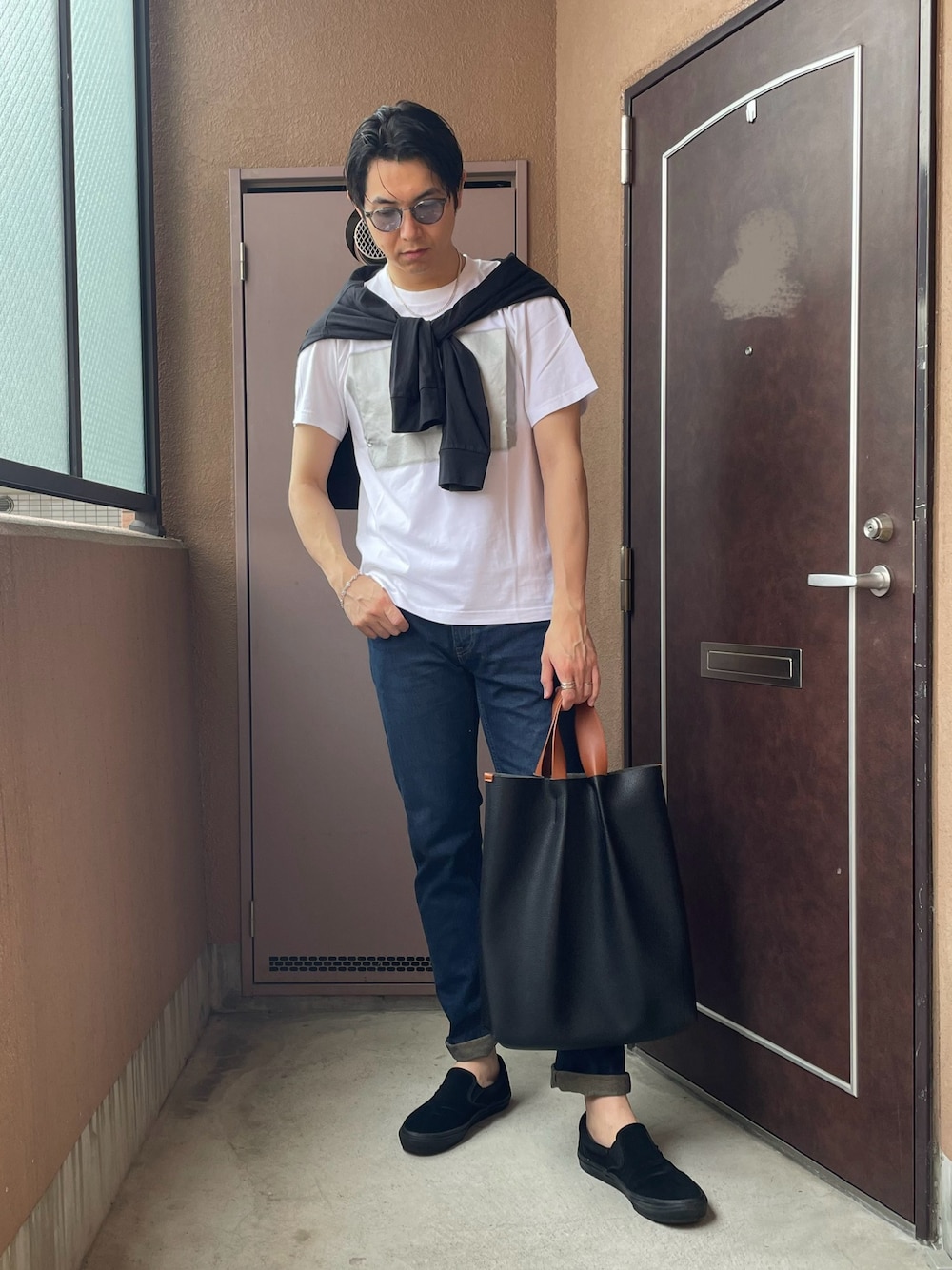 「プチプラ、UNIQLO、スリッポン、デニム、カーディガン、トートバッグ、サングラス、ロールアップ、シルバーアクセサリー、グラフィックＴ、オトナカジュアル、休日スタイル、メンズファッション、夏コーデ」｜「VANSのSKATE SLIP-ON　VN0A5FCABKA（スリッポン、ブラック系）」を使った、MKさん（メンズ・185cm）の夏コーディネートの1枚目の写真