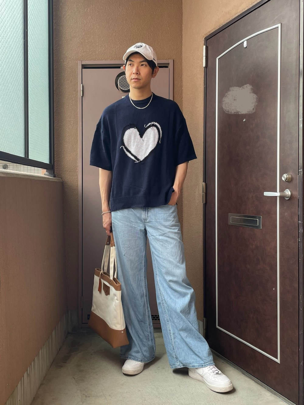 「デニム、ニット、スニーカー、キャップ、カジュアル、トートバッグ、春コーデ、プチプラ、UNIQLO、白スニーカー、NIKE、ワイドパンツ、韓国ファッション」｜「UNIQLOのアイテム（デニムパンツ、ブルー系）」を使った、MKさん（メンズ・185cm）の夏コーディネートの1枚目の写真
