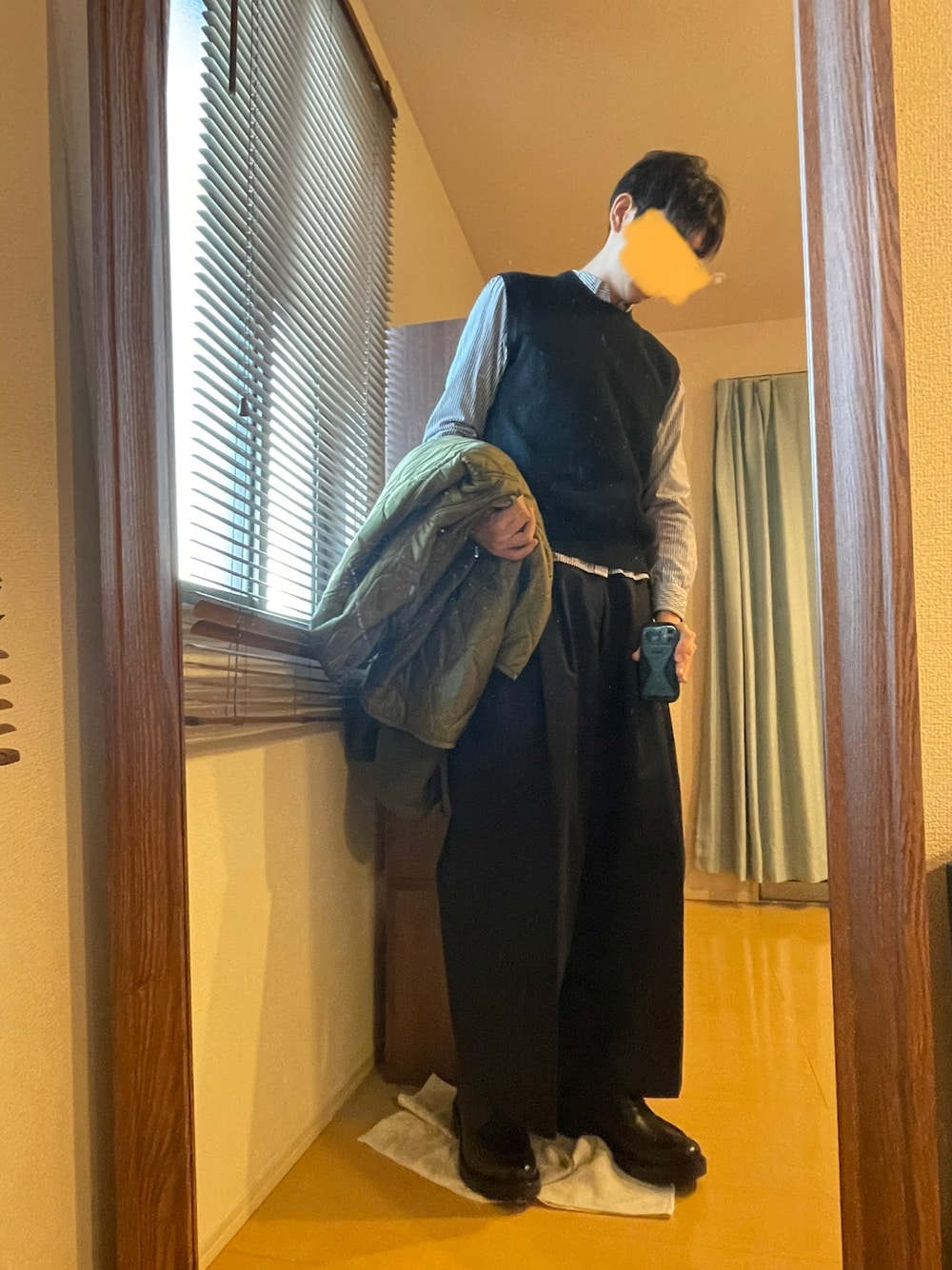 「春服デビュー宣言、きれいめカジュアル、春服、GU、革靴、ニット、ベスト、ストライプシャツ、チノパン、ミリタリー、モッズコート、カーキ、コート、ワイドパンツ」｜「GUのアイテム（チノパンツ、ブラック系）」を使った、MKさん（メンズ・185cm）の春コーディネートの1枚目の写真