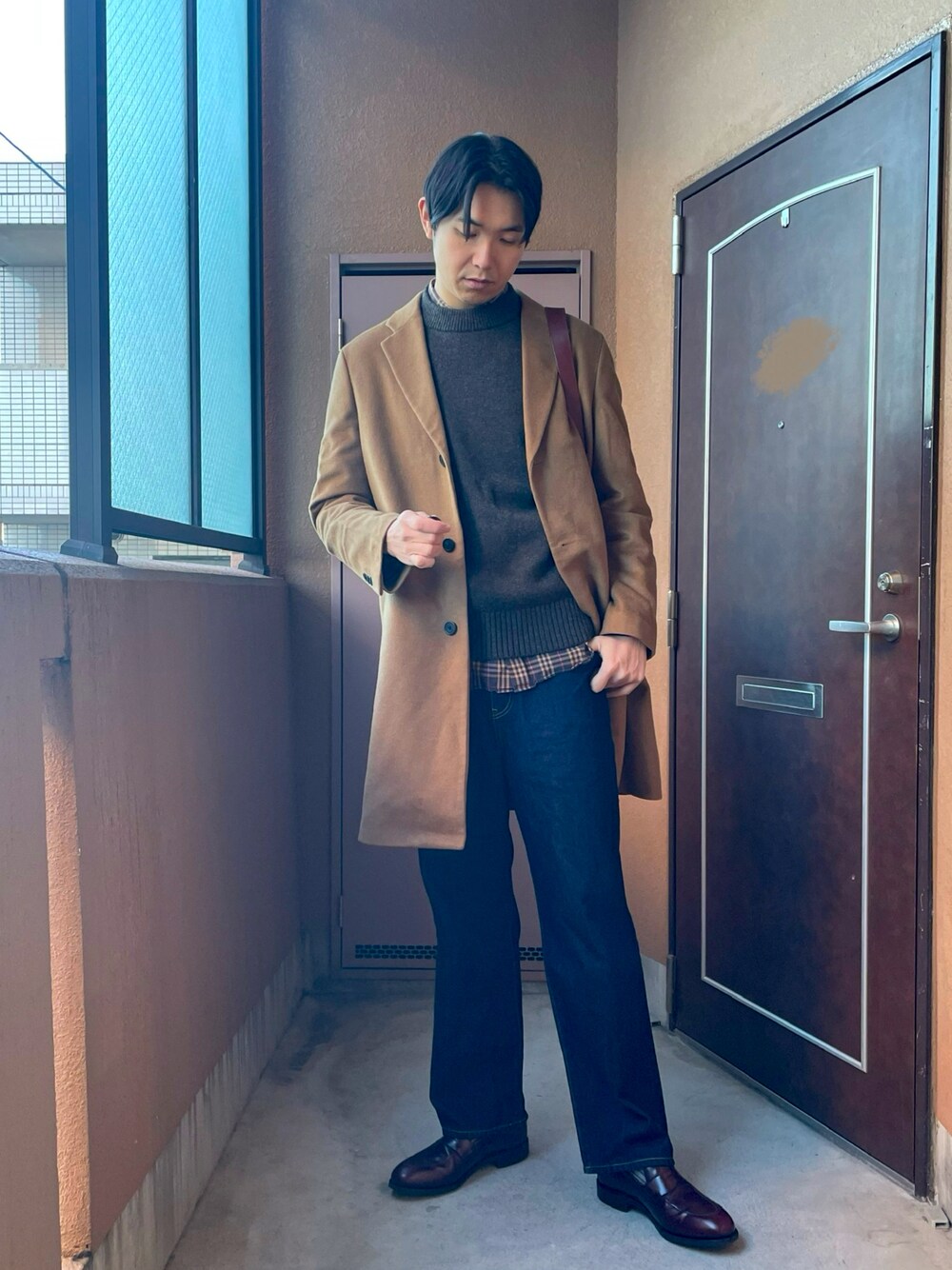 「冬コーデ、デニム、大人カジュアル、革靴、レイヤードスタイル、コート、プチプラ、UNIQLO、無印良品、チェック、淡色コーデ、リュック、きれいめカジュアル、休日コーデ、チェスターコート」｜「無印良品のデニムワイドパンツ　ブルー（デニムパンツ、ブルー系）」を使った、MKさん（メンズ・185cm）の冬コーディネートの1枚目の写真