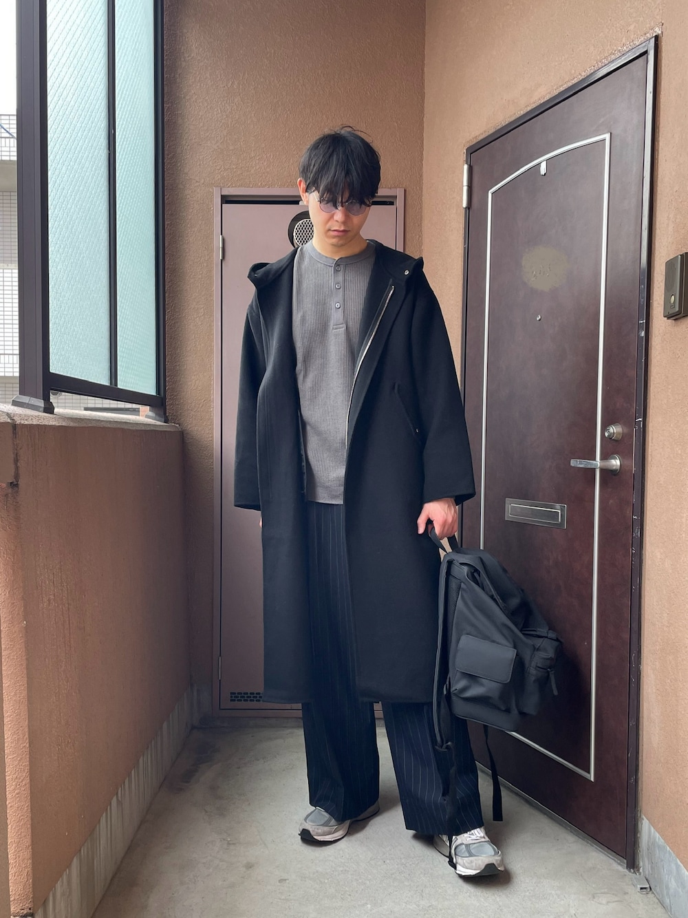 「今日のコーデ、ロングコート、モッズコート、ヘンリーネック、プチプラ、ストライプ、スニーカー、ラフコーデ、リュック、サングラス、UNIQLO、ブラック、GU、モード、ZARA」｜「NEW BALANCEのNew Balance / ニューバランス M990NV5,M990GL5 スニーカー（スニーカー、グレー系）」を使った、MKさん（メンズ・185cm）の春コーディネートの1枚目の写真