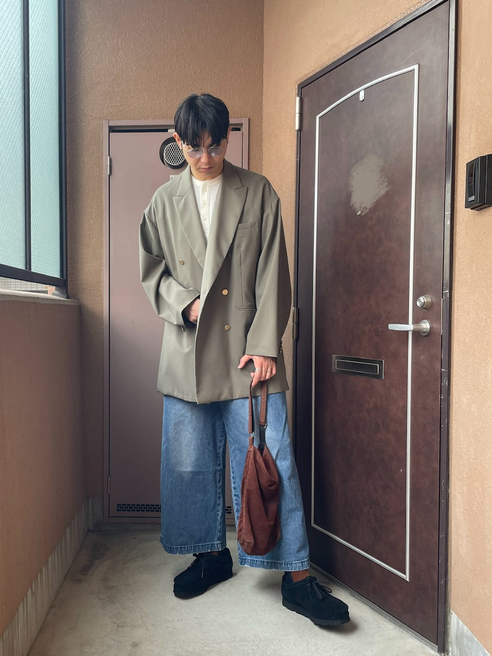「ジャケット、最近のいい感じコーデ、大人カジュアル、デニム、ヘンリーネック、UNIQLO、ワラビー、トートバッグ、サングラス、ダブルジャケット、春コーデ、カジュアル、カーキ、regal、ラフ」｜「Clarksの【CLARKS / クラークス】 Wallabee GTX（モカシン/デッキシューズ、ブラック系）」を使った、MKさん（メンズ・185cm）の春コーディネートの1枚目の写真