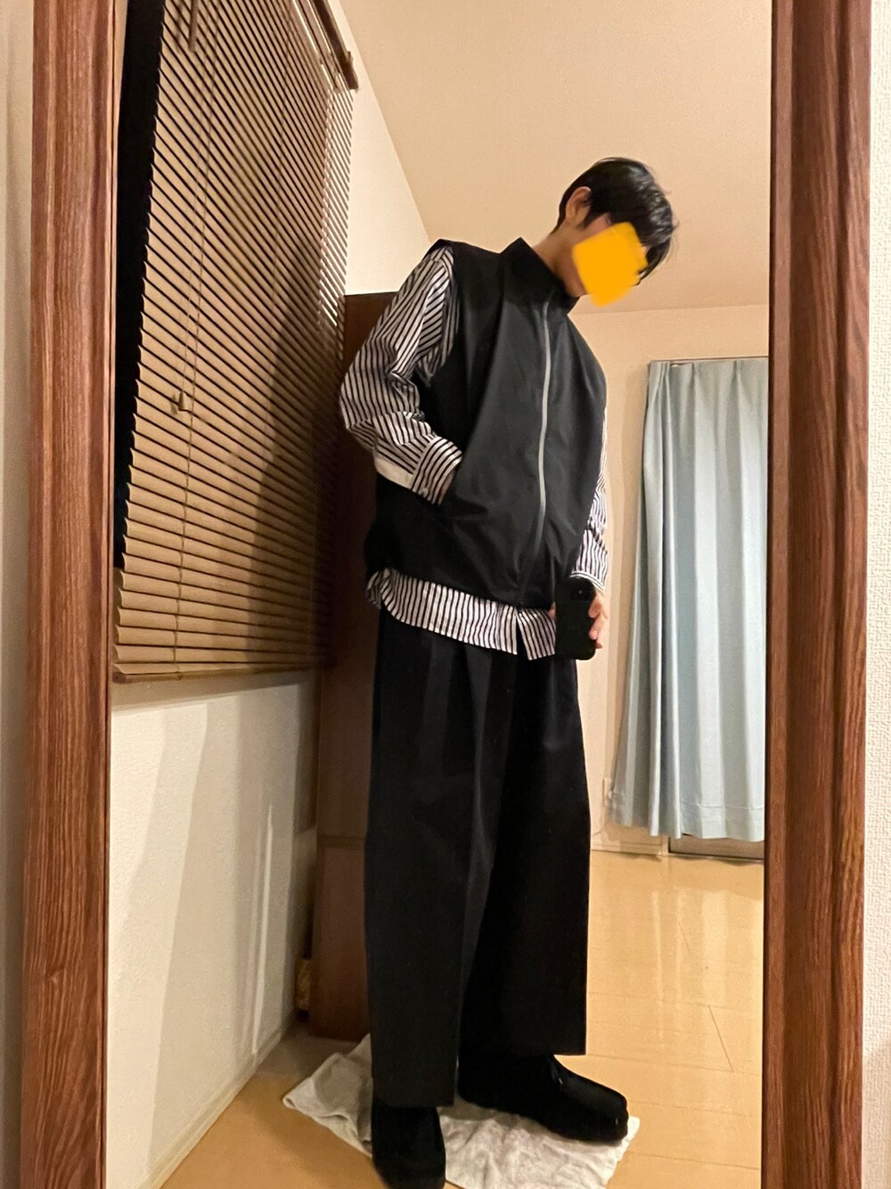 「メンズコーデ、休日コーデ、リラックススタイル、春服、ブラック、ベスト、ストライプ、チノパン、ワラビー、UNIQLO、GU、プチプラ、休日スタイル」｜「Clarksの【CLARKS / クラークス】 Wallabee GTX（モカシン/デッキシューズ、ブラック系）」を使った、MKさん（メンズ・185cm）の春コーディネートの1枚目の写真