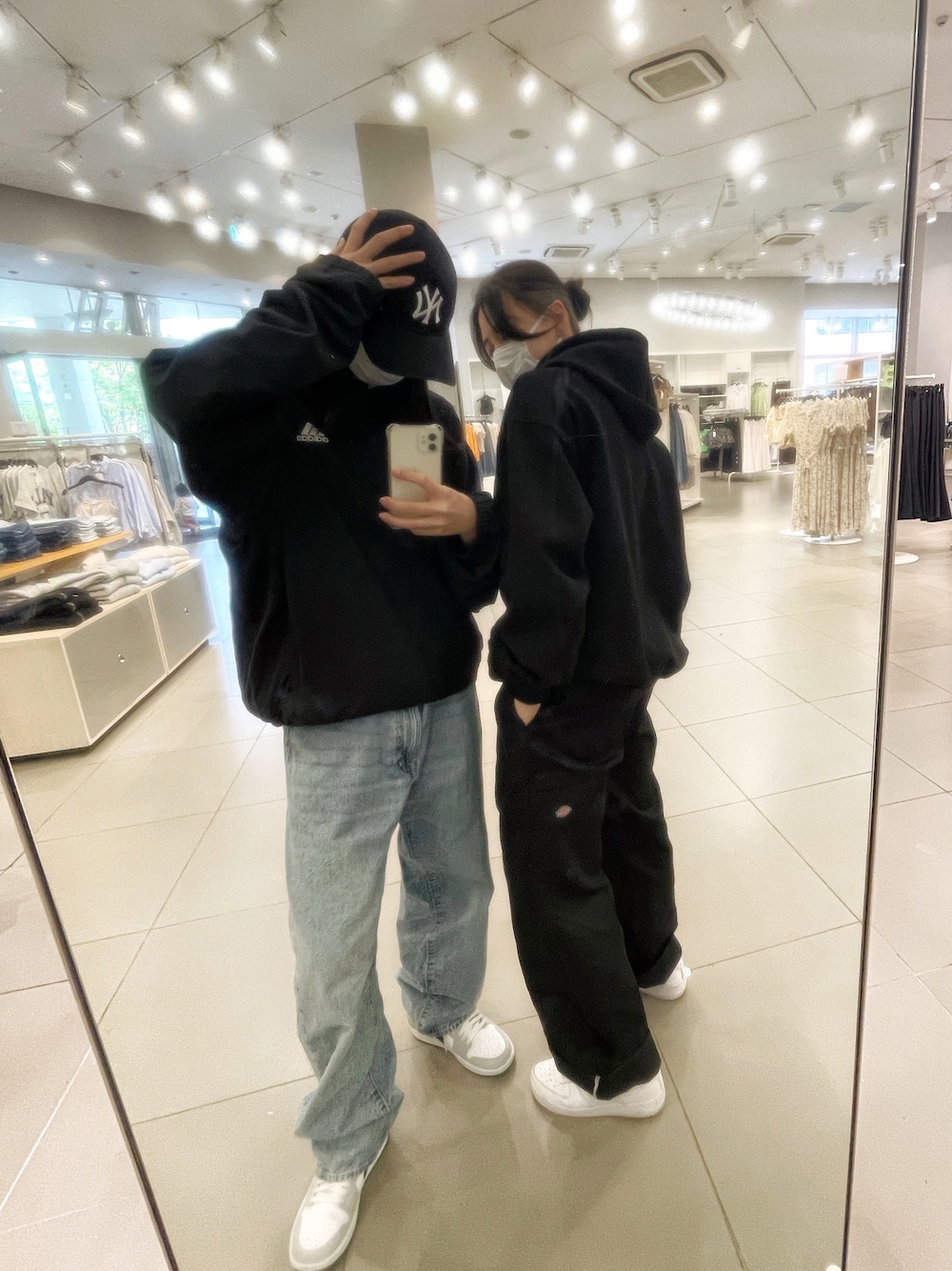 「ストリート、休日スタイル、高身長コーデ、ニューエラ、エアフォースワン、Jordan、ストリート女子、ダブルニー、古着、パーカー、春コーデ、デニム、スニーカーコーデ、モノトーン、お団子ヘアー」｜「GUのレギュラージーンズ（パンツ、ブルー系）」を使った、みなみさん（レディース・161cm）の春コーディネートの1枚目の写真