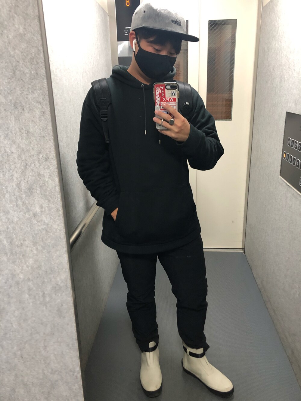 「ブーツ、ブラック、キャップ、パーカー、大人カジュアル、ラフ、秋コーデ、THE NORTH FACE、休日スタイル、プチプラ、古着MIX、ストリート、ビッグシルエット、オーバーサイズ、古着コーデ」｜「MoonStarのMOONSTAR/810s/ムーンスター/エイトテンス MARKE/マルケ（レインシューズ、ホワイト系）」を使った、okapiさん（メンズ・170cm）の秋コーディネートの1枚目の写真