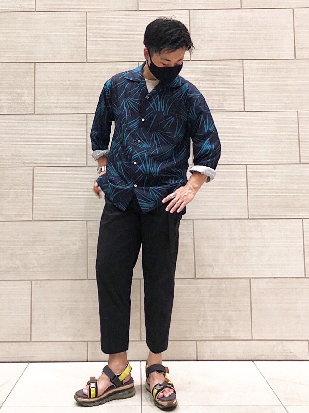 「厚底シューズ、スラックス、ビッグシルエット、きれいめカジュアル、プチプラ、休日スタイル、サンダル、シャツスタイル、ストリートコーデ、柄シャツ、カジュアル、ラフ、カジュアルコーデ、ラフコーデ、黒」｜「UNITED TOKYOのQuickdry リネンライクスラックス（スラックス、ブラック系）」を使った、okapiさん（メンズ・170cm）の秋コーディネートの1枚目の写真
