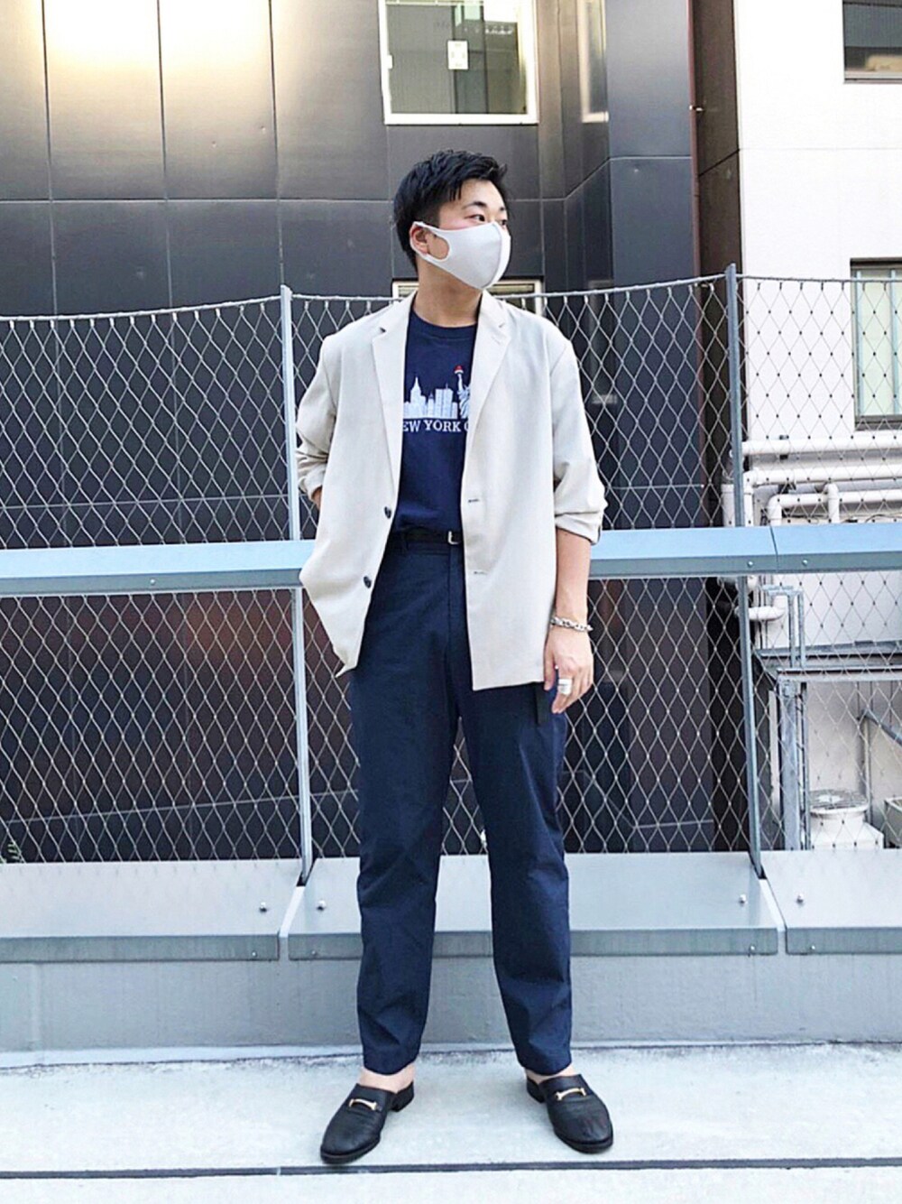 ブラック系のサンダル、ブルー系のパンツ、ブルー系のTシャツ/カットソーを着用したメンズの秋コーディネートの1枚目の写真