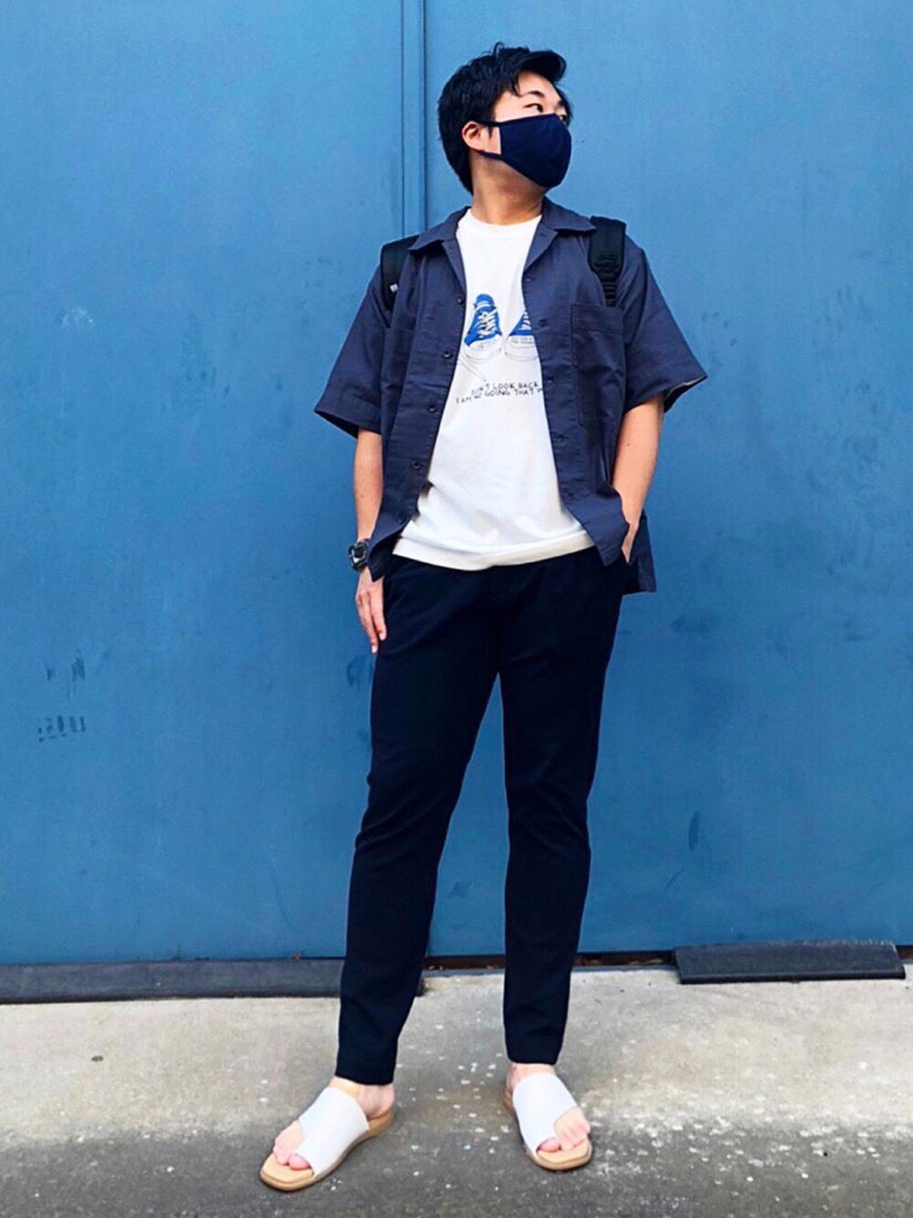 「プチプラ、UNIQLO、スラックス、夏だ！Tシャツ着よう！、白Tシャツ、モノトーン、きれいめカジュアル、休日スタイル、ビーチサンダル、シンプルコーデ」｜「koeのアイテム（Tシャツ/カットソー、ホワイト系）」を使った、okapiさん（メンズ・170cm）の夏コーディネートの1枚目の写真