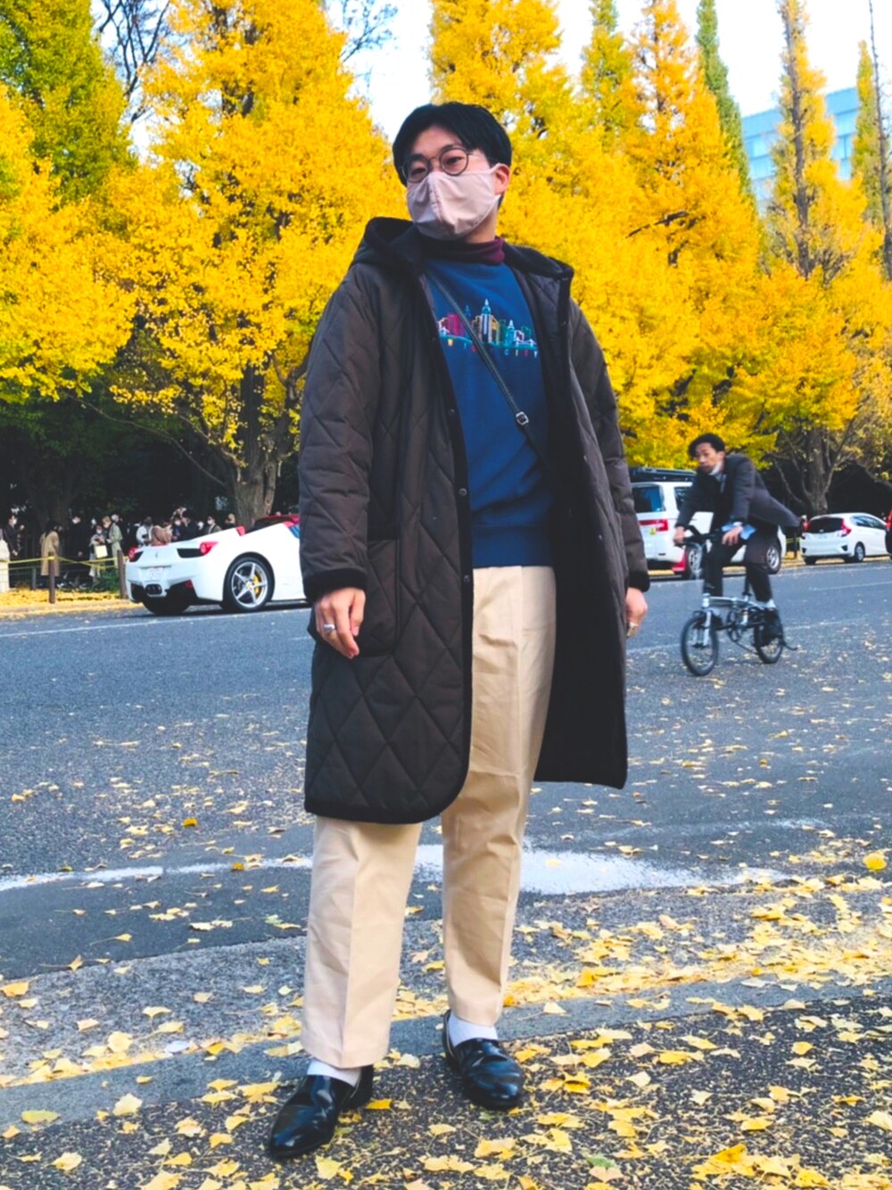 「古着、キルティング、冬コーデ、レイヤードスタイル、タートルネック、大人カジュアル、キレイめ、きれいめカジュアル、キルティングジャケット、ボアジャケット、シンプルコーデ、メガネ男子、ミニバッグ、エレガント、スクエアバッグ」｜「PUBLIC TOKYOのキルティングボアフードコート（ダウンジャケット/コート、ブラウン系）」を使った、okapiさん（メンズ・170cm）の秋コーディネートの1枚目の写真