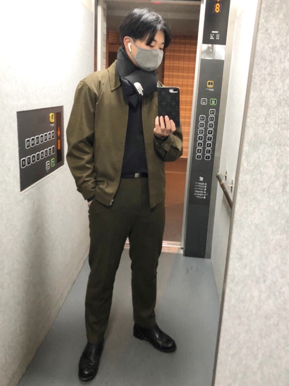 「春、休日スタイル、オトナカジュアル、ゆるコーデ、ブーツ、春アウター、カーキ、革靴、UNIQLO、セットアップ、グリーン、プチプラ、スラックス、ストリートコーデ、ootd」｜「UNITED TOKYOのアイテム（ドレスシューズ、ブラック系）」を使った、okapiさん（メンズ・170cm）の春コーディネートの1枚目の写真