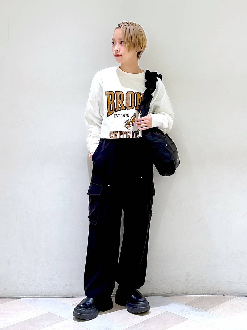 「低身長、ワイドパンツ、ブーツ、ラフ、着痩せ・細見え、女子ウケ、ローリーズスタイル_LOWRYS FARM、LOWRYS FARM、セールコーデ、ドットエスティセール、スウェット、カジュアル、メンズライク」｜「LOWRYS FARMのストレッチスニーカーブーツ 969457（ブーツ、ブラック系）」を使った、まいさん（レディース・154cm）の冬コーディネートの1枚目の写真