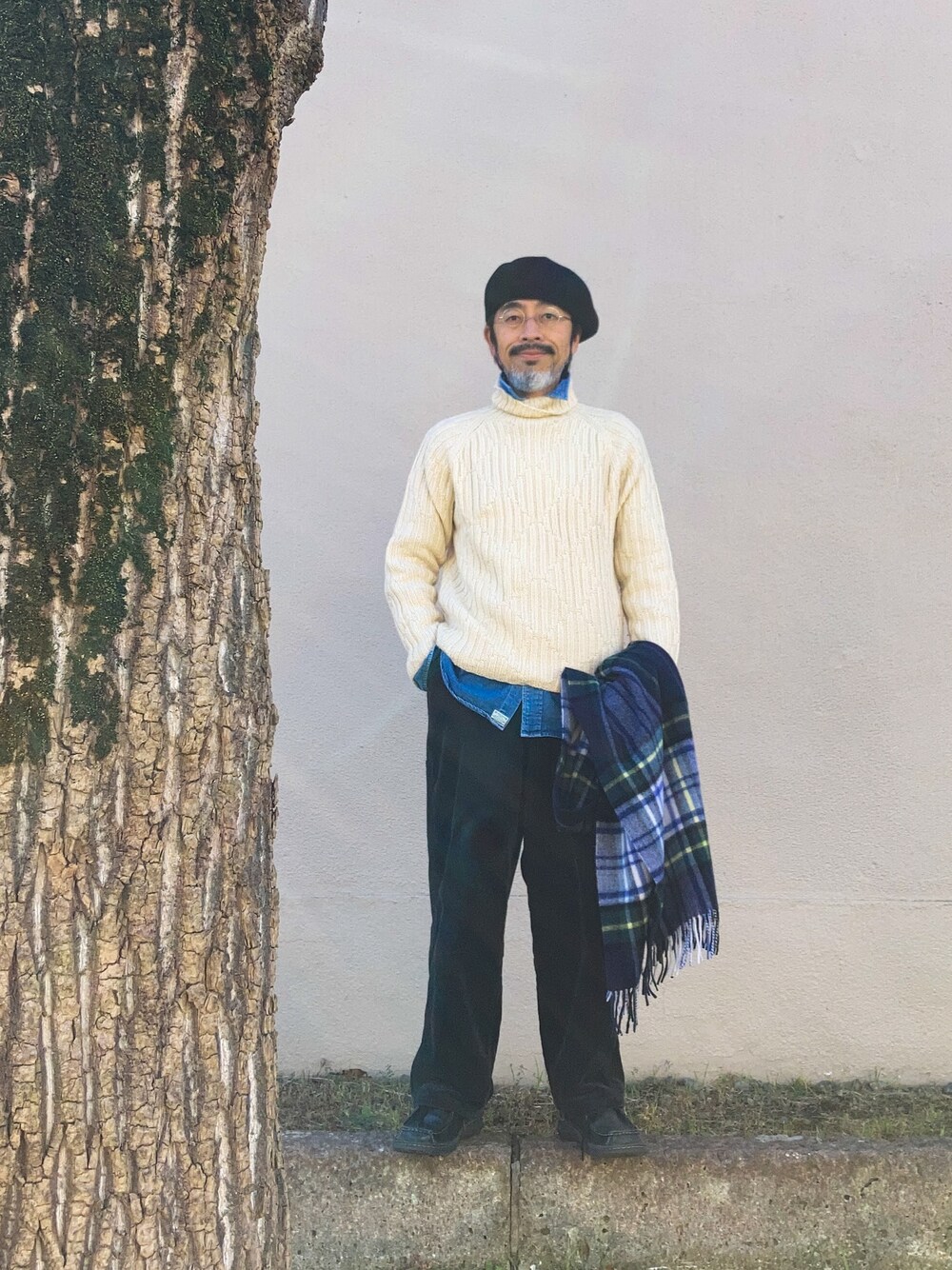 「ベレー帽、UNIQLO、丸メガネ、ストール、マフラー、チェック、united arrows、タートルネック、タートルネックニット、green label relaxing、デニムシャツ、orslow、コーデュロイ、コーデュロイパンツ、UNIQLO U」｜「UNIQLOのアイテム（ハンチング/ベレー帽、ブラック系）」を使った、【Khaki's】A田さん（メンズ・163cm）の冬コーディネートの1枚目の写真