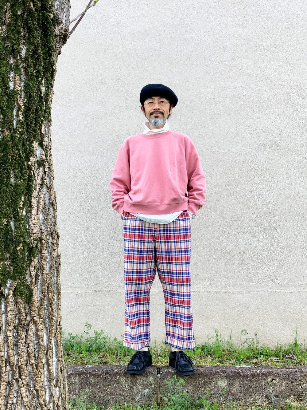 「チェック、チェックパンツ、チェック柄、ピンク、ピンクコーデ、ベレー帽、眼鏡、めがね、タートルネック、スウェット、ユニクロ、UNIQLO、UNIQLO U、uniqlo ines de la fressange、clarks」｜「UNIQLOのアイテム（ハンチング/ベレー帽、ブラック系）」を使った、【Khaki's】A田さん（メンズ・163cm）の春コーディネートの1枚目の写真