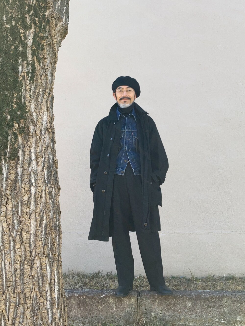 「ベレー帽、uniqlo ines de la fressange、丸メガネ、Zparts、コート、ミリタリー、スウェーデン軍、M59、デニムジャケット、LEVIS VINTAGE CLOTHING、Levi's、タートルネック、UNIQLO U、サイドゴアブーツ、blundstone」｜「UNIQLOのアイテム（ハンチング/ベレー帽、ブラック系）」を使った、【Khaki's】A田さん（メンズ・163cm）の冬コーディネートの1枚目の写真