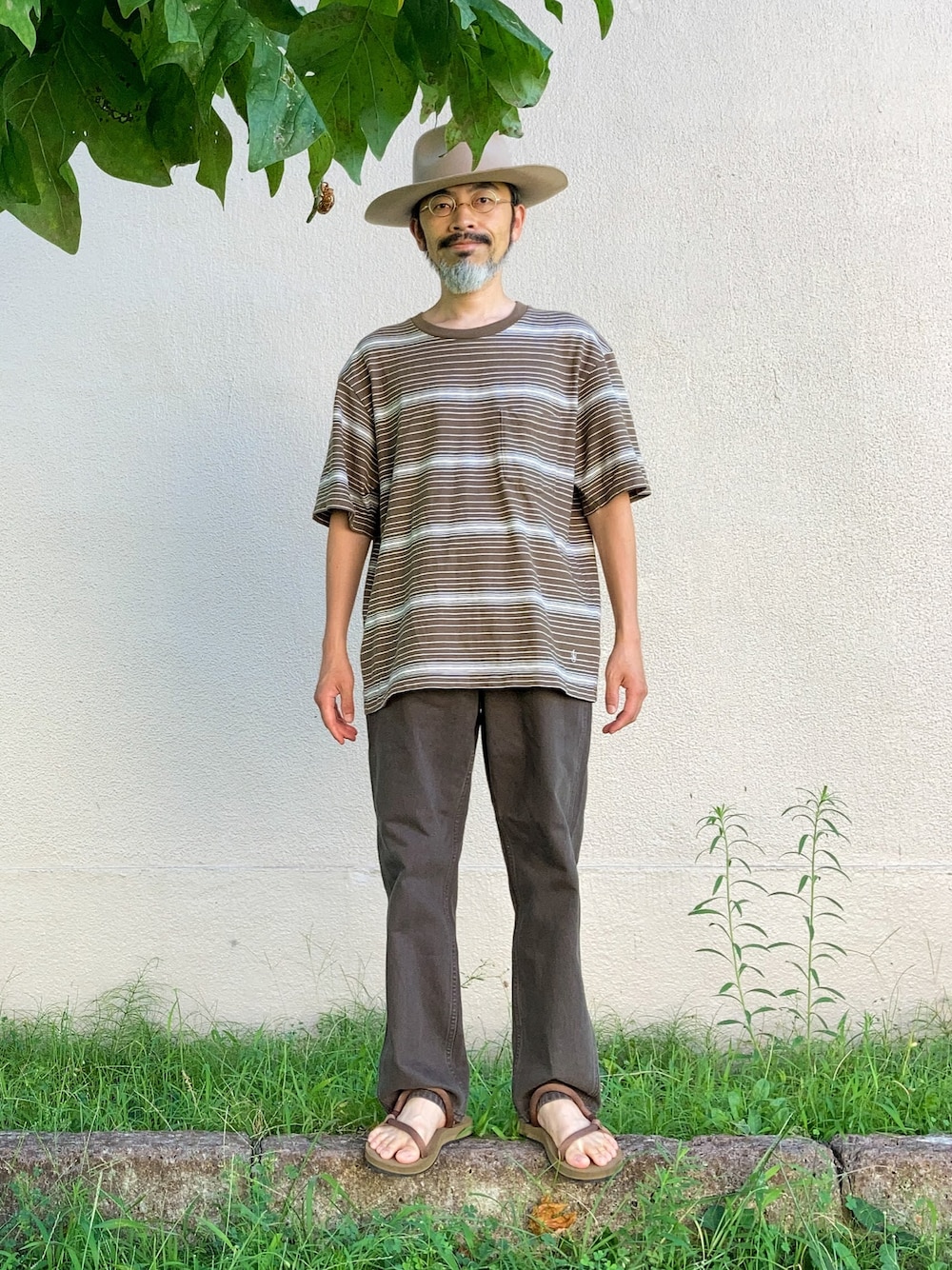「ハット、brixton、丸めがね、Tシャツ、ボーダー、UNIQLO、UNIQLO and JW ANDERSON、デニム、デニムパンツ、UNIQLO U、サンダル、montbell、ブラウン、ブラウンコーデ、ブラウン色に染まれ」｜「BRIXTONのアイテム（ハット、ベージュ系）」を使った、【Khaki's】A田さん（メンズ・163cm）の夏コーディネートの1枚目の写真