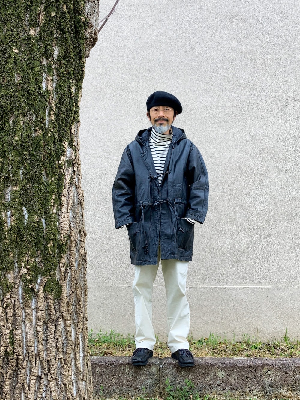「レザージャケット、レザー、ベレー帽、ニット帽、キャップ、モックネック、ボーダー、チノパン、clarks、BEAMS、UNIQLO、ユニクロ、UNIQLO U、LECHOPPE、new york hat」｜「UNIQLOのアイテム（ハンチング/ベレー帽、ブラック系）」を使った、【Khaki's】A田さん（メンズ・163cm）の春コーディネートの1枚目の写真