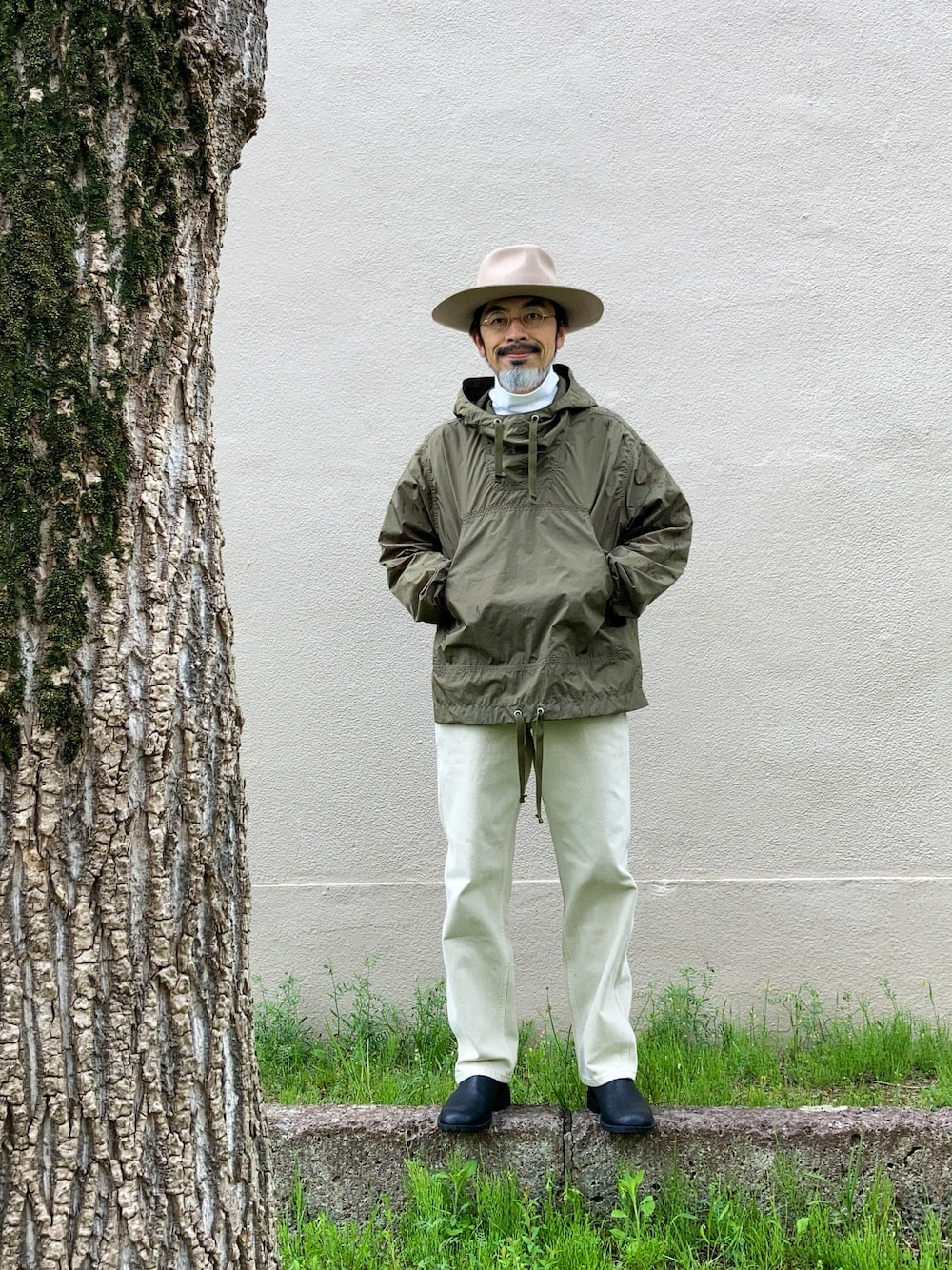 「ハット、brixton、丸メガネ、アノラック、アノラックパーカー、beams plus、タートルネック、UNIQLO U、ジーンズ、デニム、デニムパンツ、UNIQLO、ユニクロ、サイドゴアブーツ、blundstone」｜「BRIXTONのアイテム（ハット、ベージュ系）」を使った、【Khaki's】A田さん（メンズ・163cm）の春コーディネートの1枚目の写真