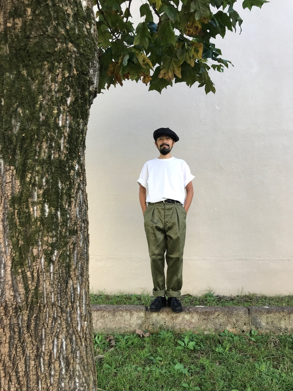 ブラック系のキャスケットを着用したメンズの秋コーディネートの1枚目の写真