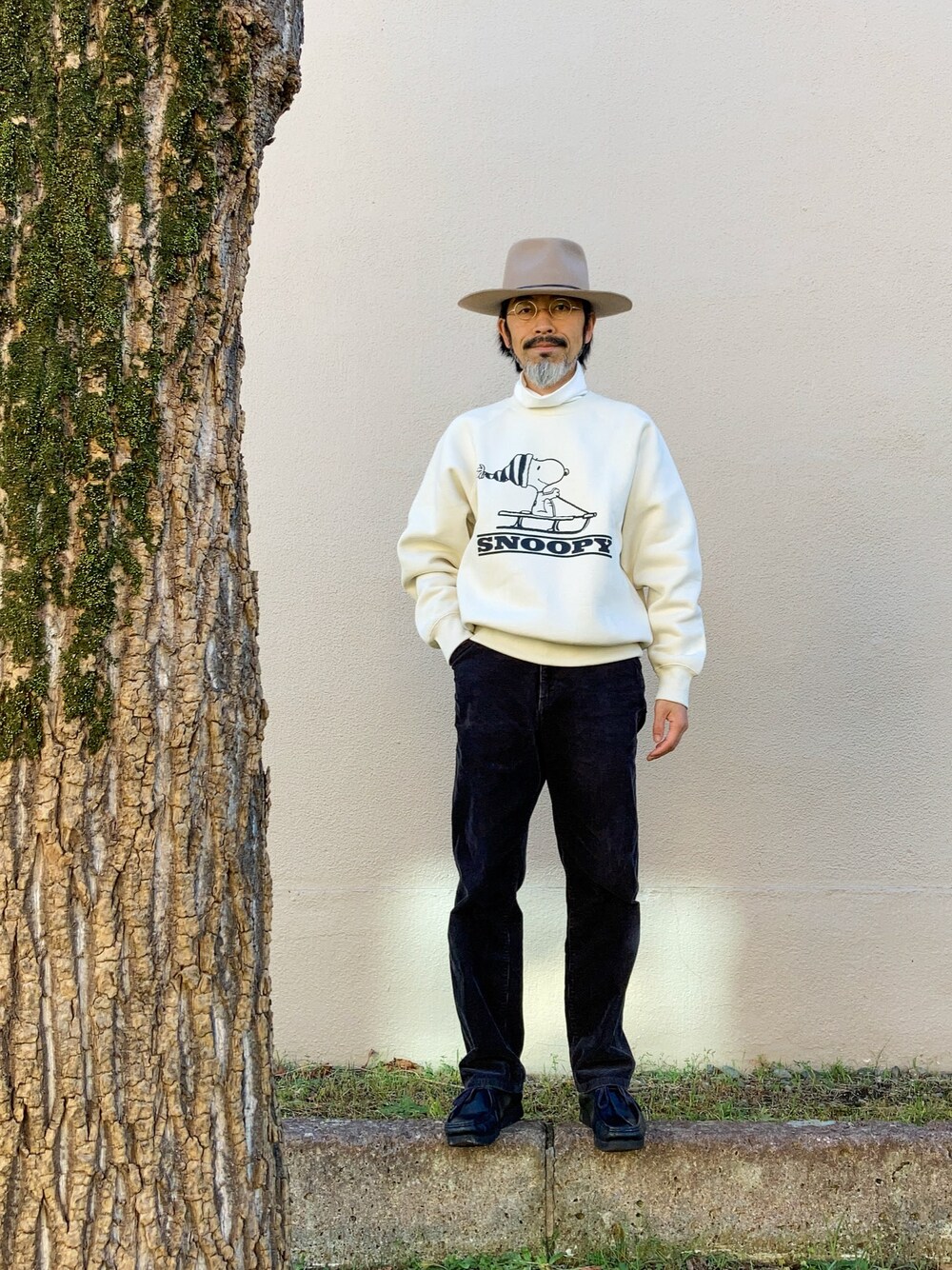 「スウェット、GU、SNOOPY、ＳＮＯＯＰＹ、スヌーピー、PEANUTS、ピーナッツ、ハット、brixton、ベレー帽、uniqlo ines de la fressange、タートルネック、UNIQLO U、コーデュロイ、コーデュロイパンツ」｜「BRIXTONのアイテム（ハット、ベージュ系）」を使った、【Khaki's】A田さん（メンズ・163cm）の秋コーディネートの1枚目の写真