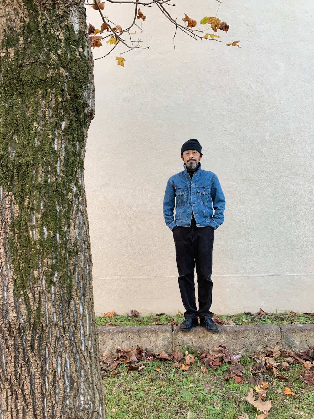 「WORKMAN、ワークマン、Wrangler、UNIQLO、UNIQLO U、supermarketrelaxfit、clarks、クラークス、denimjacket、デニムジャケット、Gジャン、ニット帽、ニットキャップ、コーデュロイパンツ、タートルネック」｜「WORKMANのアイテム（ニットキャップ/ビーニー、ブラック系）」を使った、【Khaki's】A田さん（メンズ・163cm）の秋コーディネートの1枚目の写真