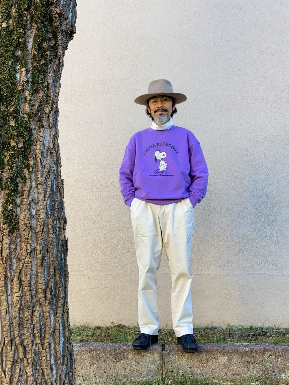 「ハット、brixton、ベレー帽、INESDELAFRESSANGE、丸メガネ、スウェット、UNIQLO、スヌーピー、ＳＮＯＯＰＹ、ピーナッツ、PEANUTS、パープル、紫、タートルネック、UNIQLO U」｜「BRIXTONのアイテム（ハット、ベージュ系）」を使った、【Khaki's】A田さん（メンズ・163cm）の秋コーディネートの1枚目の写真