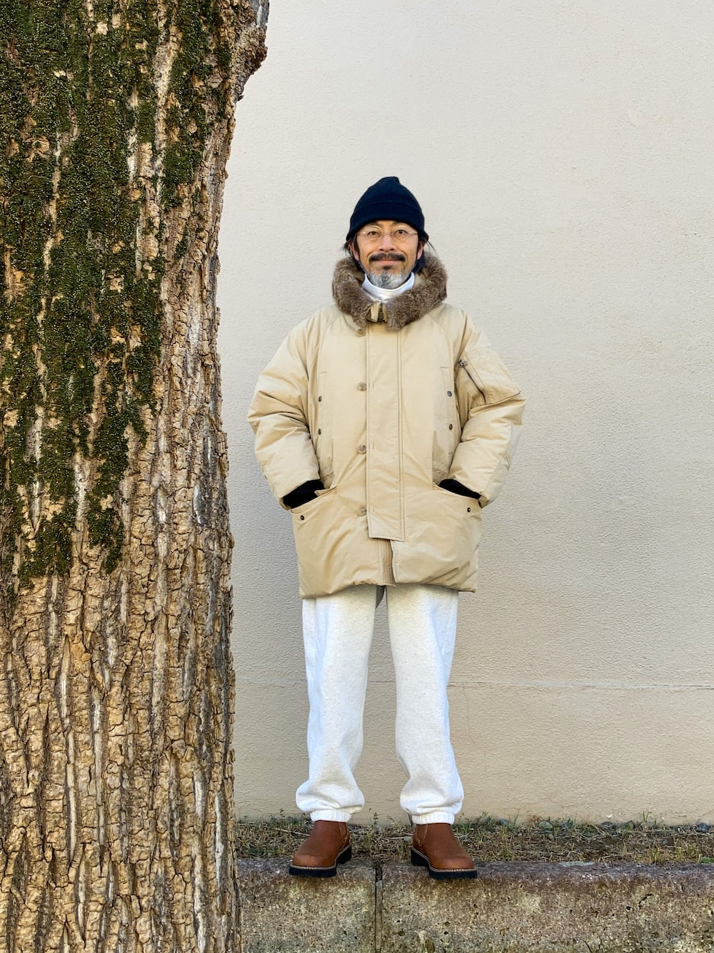 「ニットキャップ、ニット帽、ワークマン、丸メガネ、Zparts、ダウンジャケット、thescotchhouse、タートルネック、UNIQLO U、UNIQLO、ユニクロ、スウェットパンツ、GU、サイドゴアブーツ、Ariat」｜「ワークマンのアイテム（ニットキャップ/ビーニー、ブラック系）」を使った、【Khaki's】A田さん（メンズ・163cm）の冬コーディネートの1枚目の写真